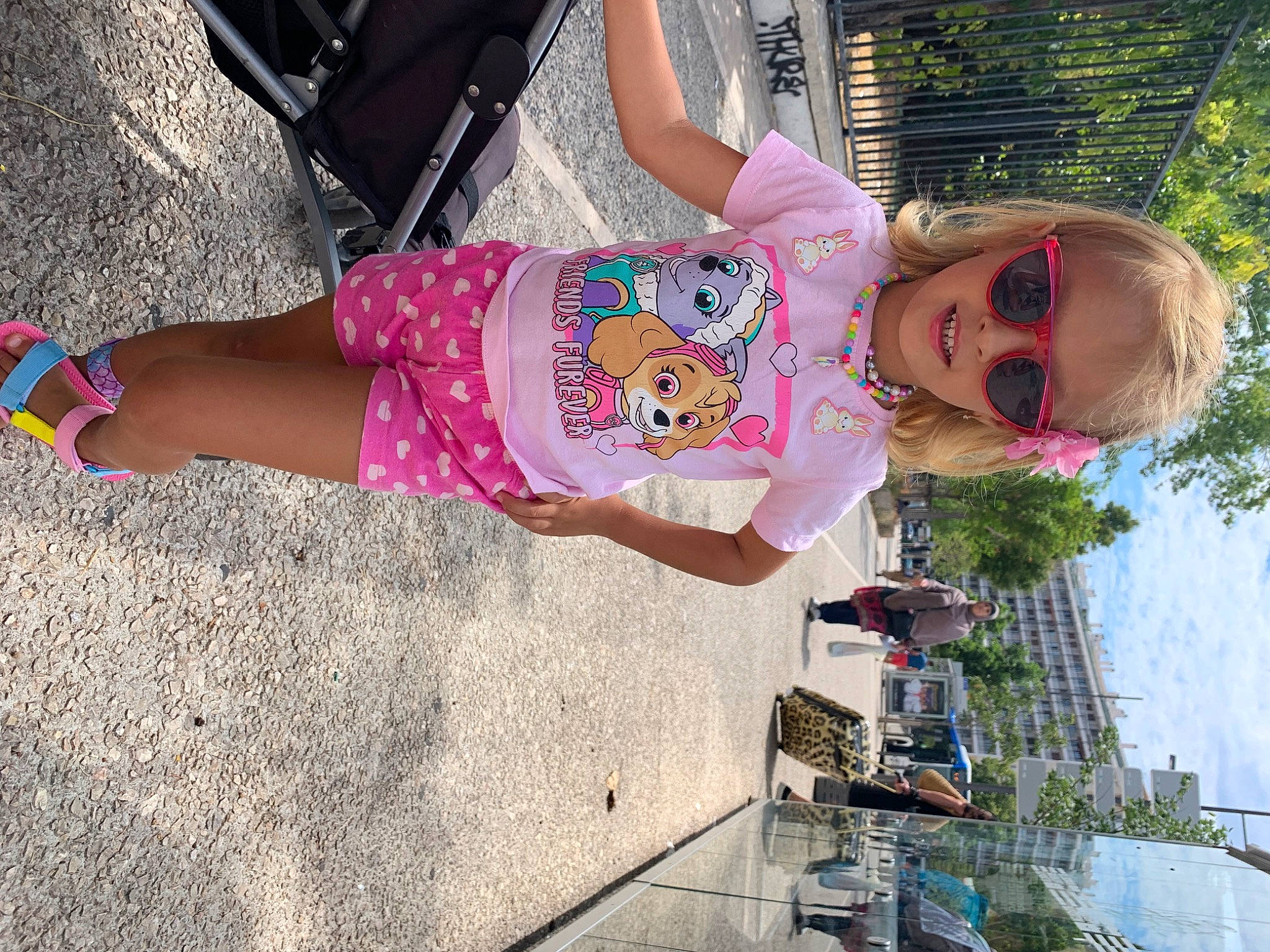 Eva Nicole a rejoint le concours — aidez-le/la à gagner de superbes lots ! baby_toddler_clothing, calf, child, eyewear, fun, happy, human_leg, knee, leisure, magenta, pattern, person, pink, plant, recreation, sandal, thigh, toddler, tree, vacation