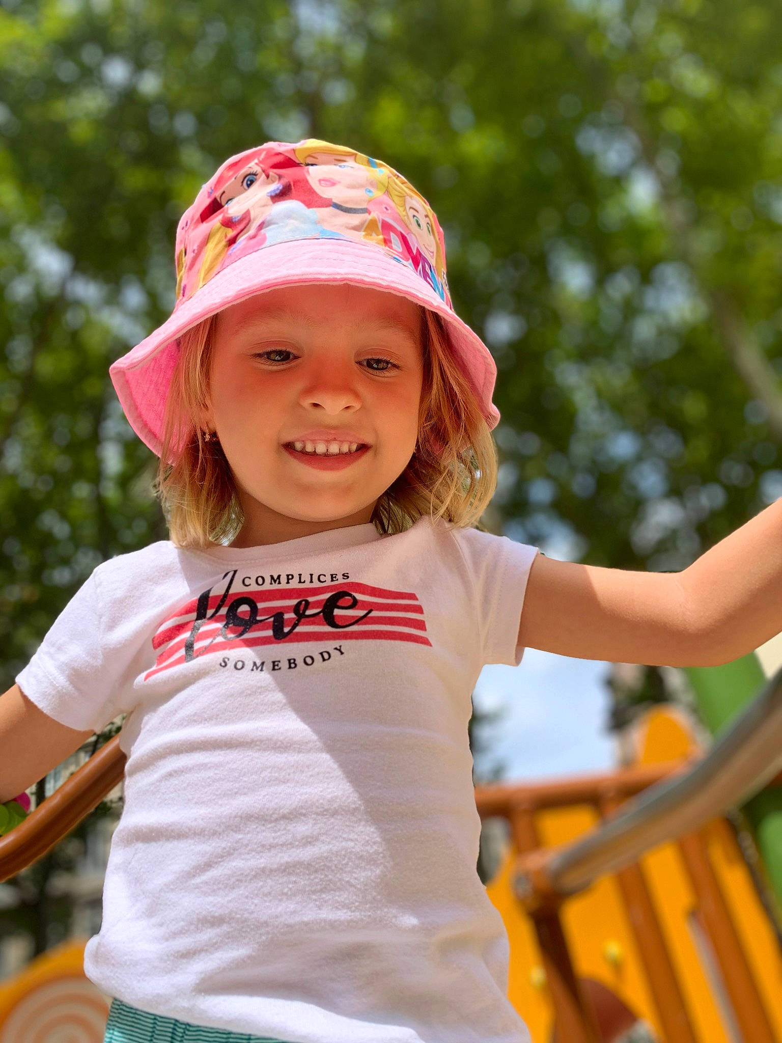 Eva Nicole a rejoint le concours — aidez-le/la à gagner de superbes lots ! baseball_cap, cap, child, fun, grass, happy, hat, headwear, joy, leisure, magenta, outdoor_recreation, people, people_in_nature, person, pink, recreation, sleeve, smile, summer