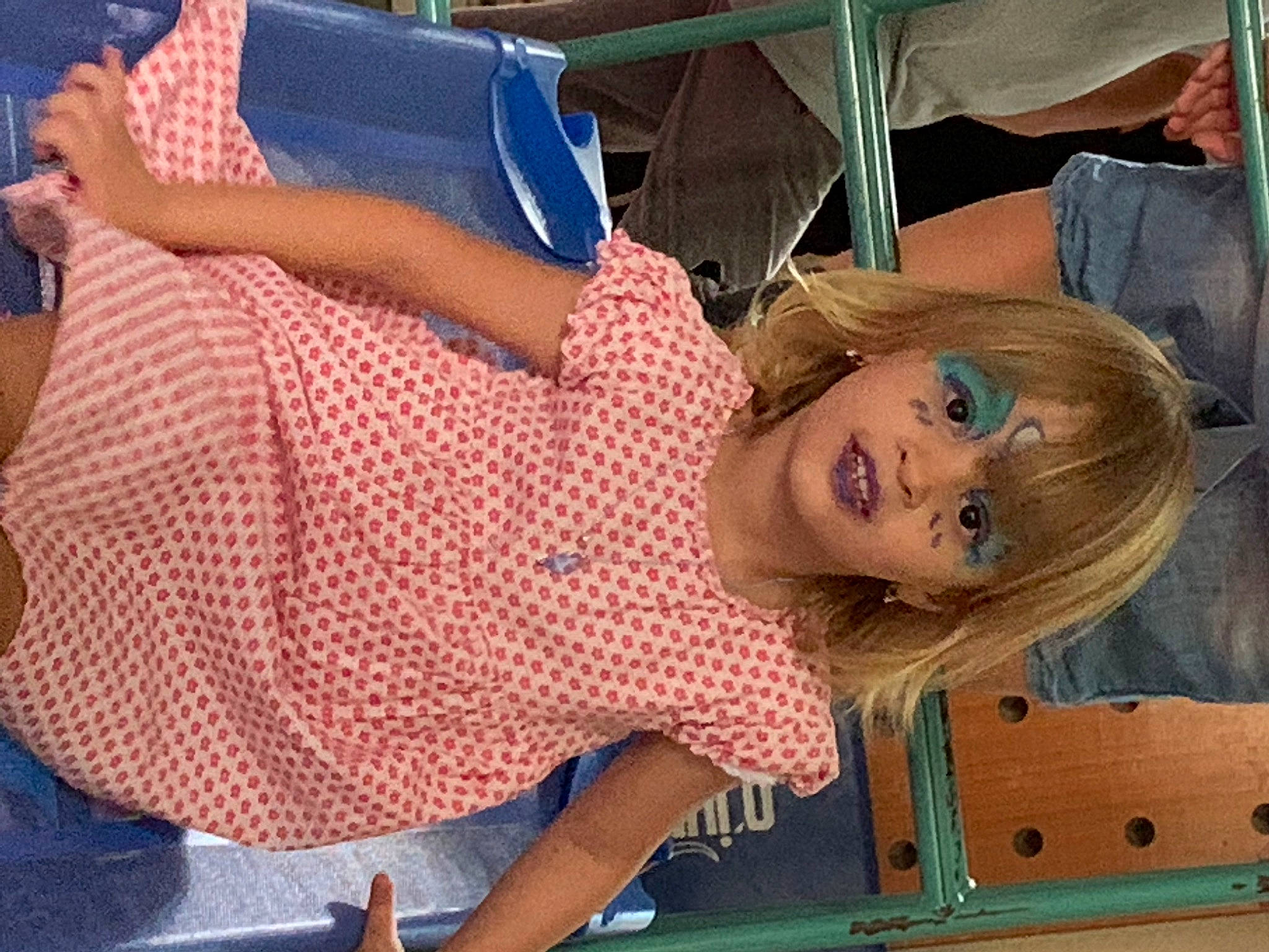 Eva Nicole participe au concours pour gagner de l'argent avec cette photo : chest, child, comfort, denim, elbow, eyewear, fun, happy, human_leg, knee, leisure, pattern, person, plaid, recreation, sitting, smile, tartan, thigh, vacation