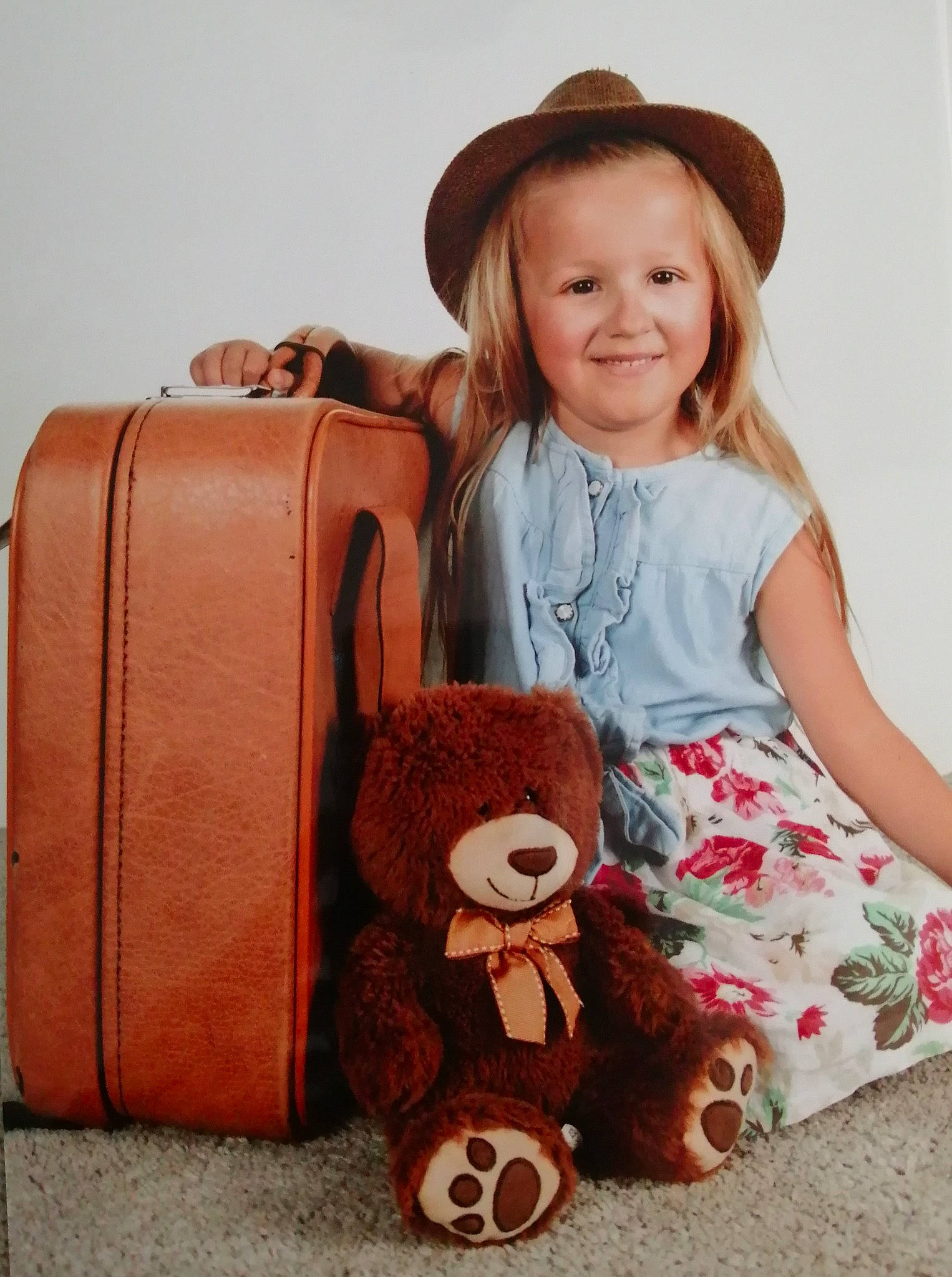 Lou participe au concours pour gagner de l'argent avec cette photo : bag, brown, child, joy, luggage_and_bags, person, plush, stuffed_toy, suitcase, teddy_bear, toddler, toy, travel