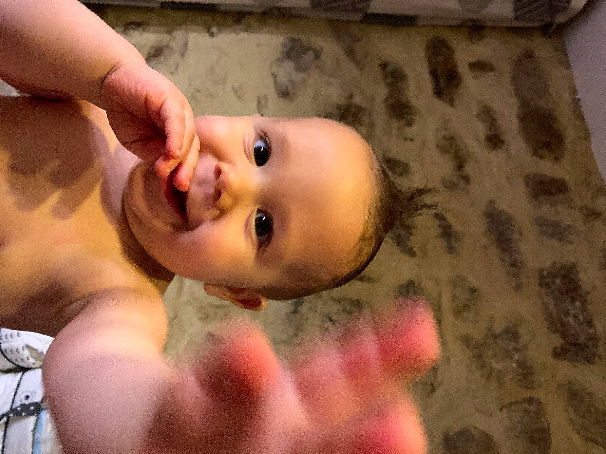 Thyméo participe au concours pour gagner de l'argent avec cette photo : baby, bathing, cheek, chest, eye, eyebrow, eyelash, finger, gesture, hand, happy, lip, mouth, nose, person, skin, smile, thumb, toddler, trunk