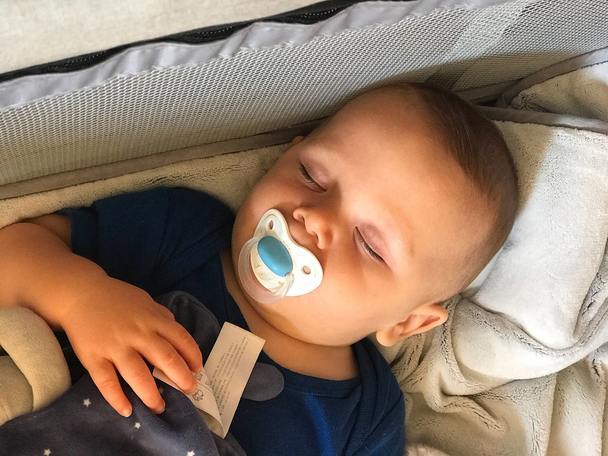 Thyméo a rejoint le concours — aidez-le/la à gagner de superbes lots ! baby, baby_in_car_seat, baby_products, baby_toddler_clothing, car_seat, cheek, comfort, drinkware, ear, eyebrow, eyelash, finger, hairstyle, happy, iris, mouth, nose, person, skin, smile