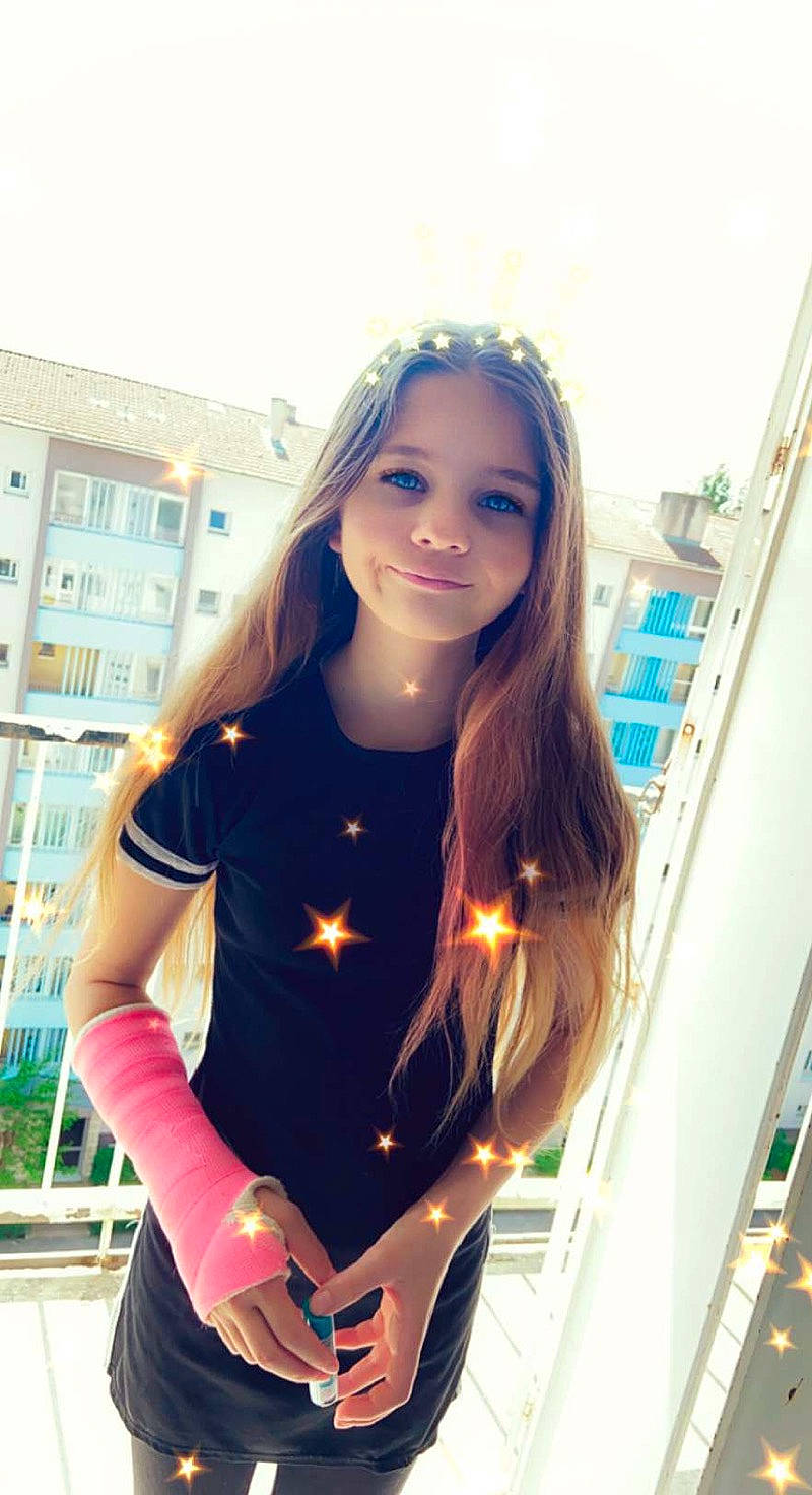 Leona a rejoint le concours — aidez-le/la à gagner de superbes lots ! black_hair, cool, electric_blue, facial_expression, fashion, fashion_design, flash_photography, happy, human_leg, lip, long_hair, magenta, person, plant, selfie, shoulder, sleeve, sleeveless_shirt, smile, thigh