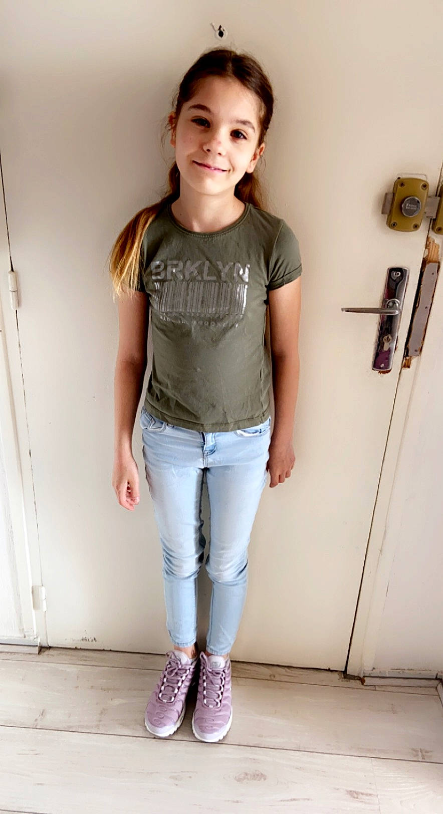 Leona a rejoint le concours — aidez-le/la à gagner de superbes lots ! belt, blond, clothing, denim, electric_blue, fashion_design, flash_photography, human_leg, joint, joy, knee, leg, neck, person, sleeve, sleeveless_shirt, smile, sportswear, t_shirt, thigh