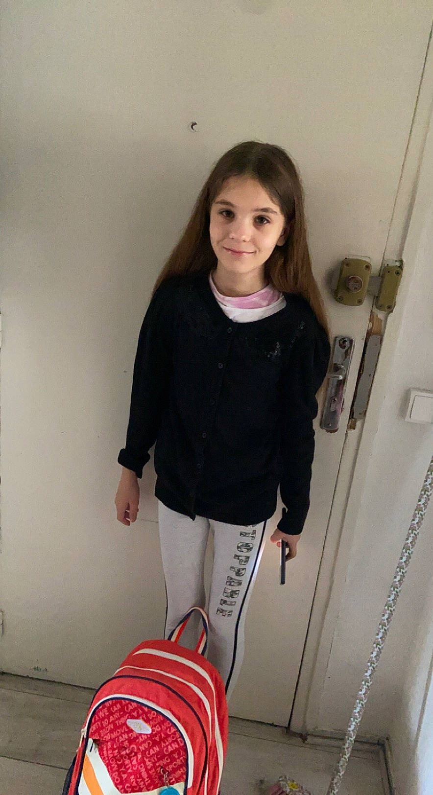 Leona participe au concours pour gagner de l'argent avec cette photo : bag, blond, carmine, electric_blue, fashion_accessory, fashion_design, flooring, human_leg, joint, joy, knee, luggage_and_bags, pattern, person, shoulder, sleeve, smile, sportswear, t_shirt, thigh