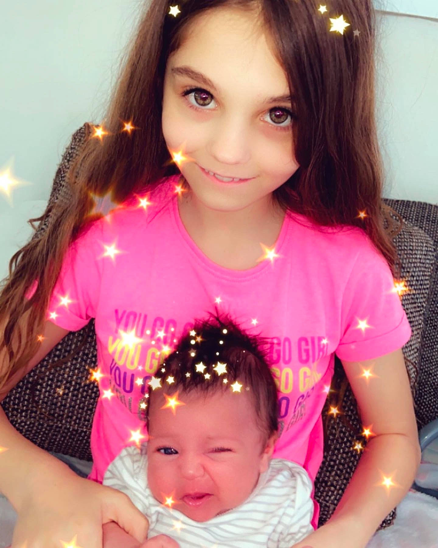 Leona participe au concours pour gagner de l'argent avec cette photo : baby_toddler_clothing, black_hair, cheek, child, chin, cool, face, facial_expression, finger, gesture, hairstyle, happy, head, joy, lip, organ, person, photograph, pink, skin