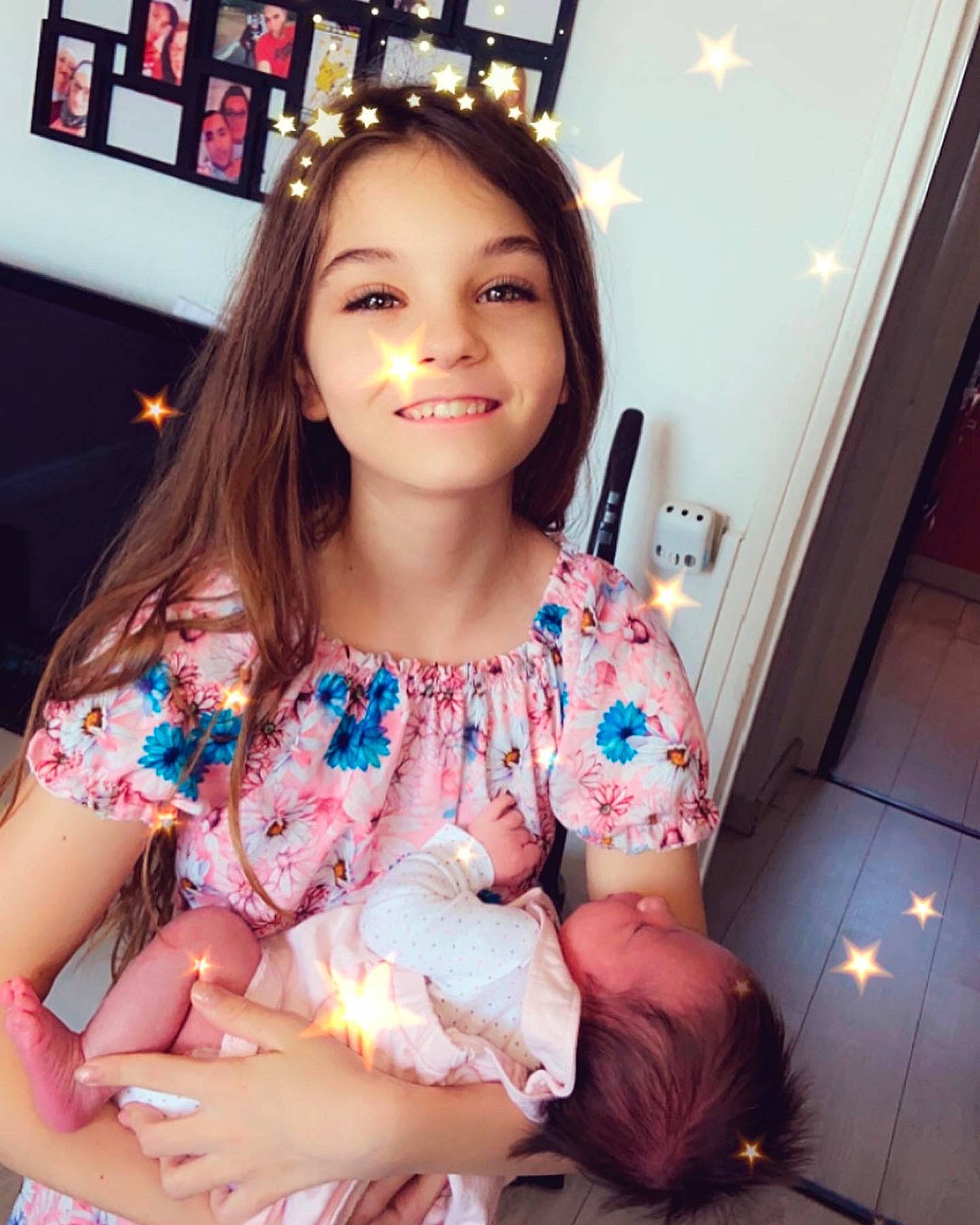 Leona a rejoint le concours — aidez-le/la à gagner de superbes lots ! abdomen, arm, baby, black_hair, blurred, cheek, child, dress, event, eyelash, facial_expression, finger, hand, happy, joy, people, person, product, skin, sleeve