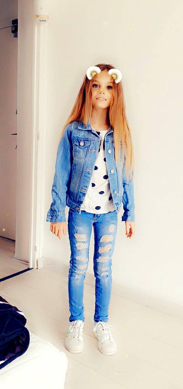 Leona participe au concours pour gagner de l'argent avec cette photo : blazer, button, collar, denim, dress_shirt, electric_blue, fashion_design, fashion_model, formal_wear, hair, hairstyle, head, jacket, jeans, long_hair, neck, person, shoulder, sleeve, t_shirt