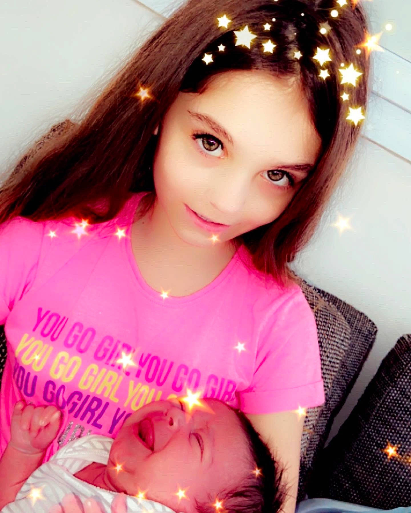 Leona participe au concours pour gagner de l'argent avec cette photo : beauty, black_hair, brown_hair, cheek, chin, cool, eyebrow, eyelash, facial_expression, flash_photography, happy, layered_hair, lip, long_hair, magenta, neck, person, pink, skin, sleeve