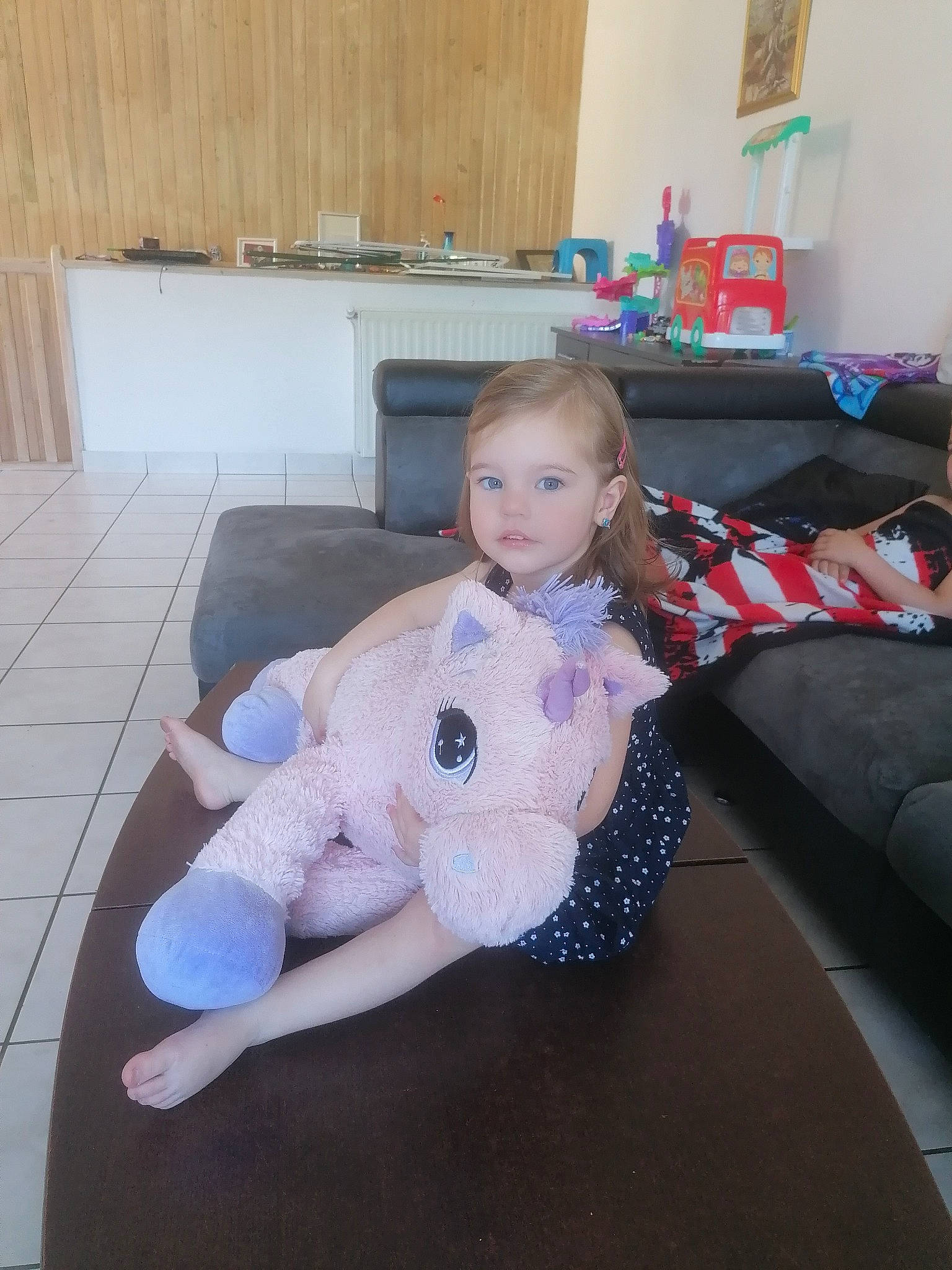 Liya a rejoint le concours — aidez-le/la à gagner de superbes lots ! baby, child, floor, flooring, person, play, room, sitting, toddler