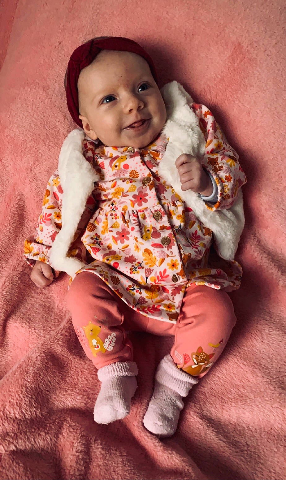 Léna a rejoint le concours — aidez-le/la à gagner de superbes lots ! baby_toddler_clothing, cheek, collar, comfort, eye, face, finger, flash_photography, human_body, iris, joy, lip, mammal, orange, person, pink, purple, skin, sleeve, smile