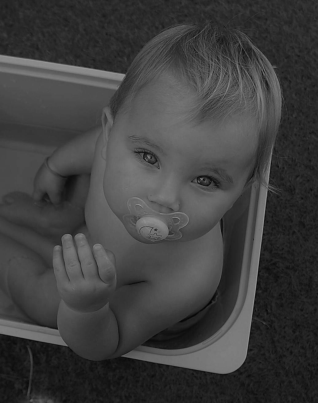 Romy participe au concours pour gagner de l'argent avec cette photo : arm, baby, black_and_white, child, eye, face, finger, hand, head, lip, monochrome, monochrome_photography, mouth, person, photography, skin, style, toddler