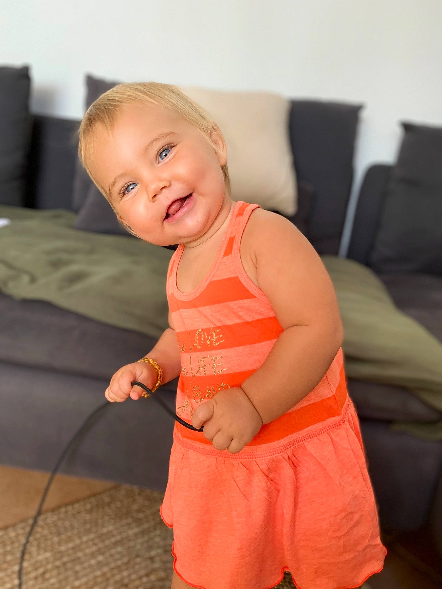 Romy a rejoint le concours — aidez-le/la à gagner de superbes lots ! arm, baby, cheek, child, face, finger, joy, leg, neck, orange, person, play, shoulder, sitting, skin, smile, toddler, vacation