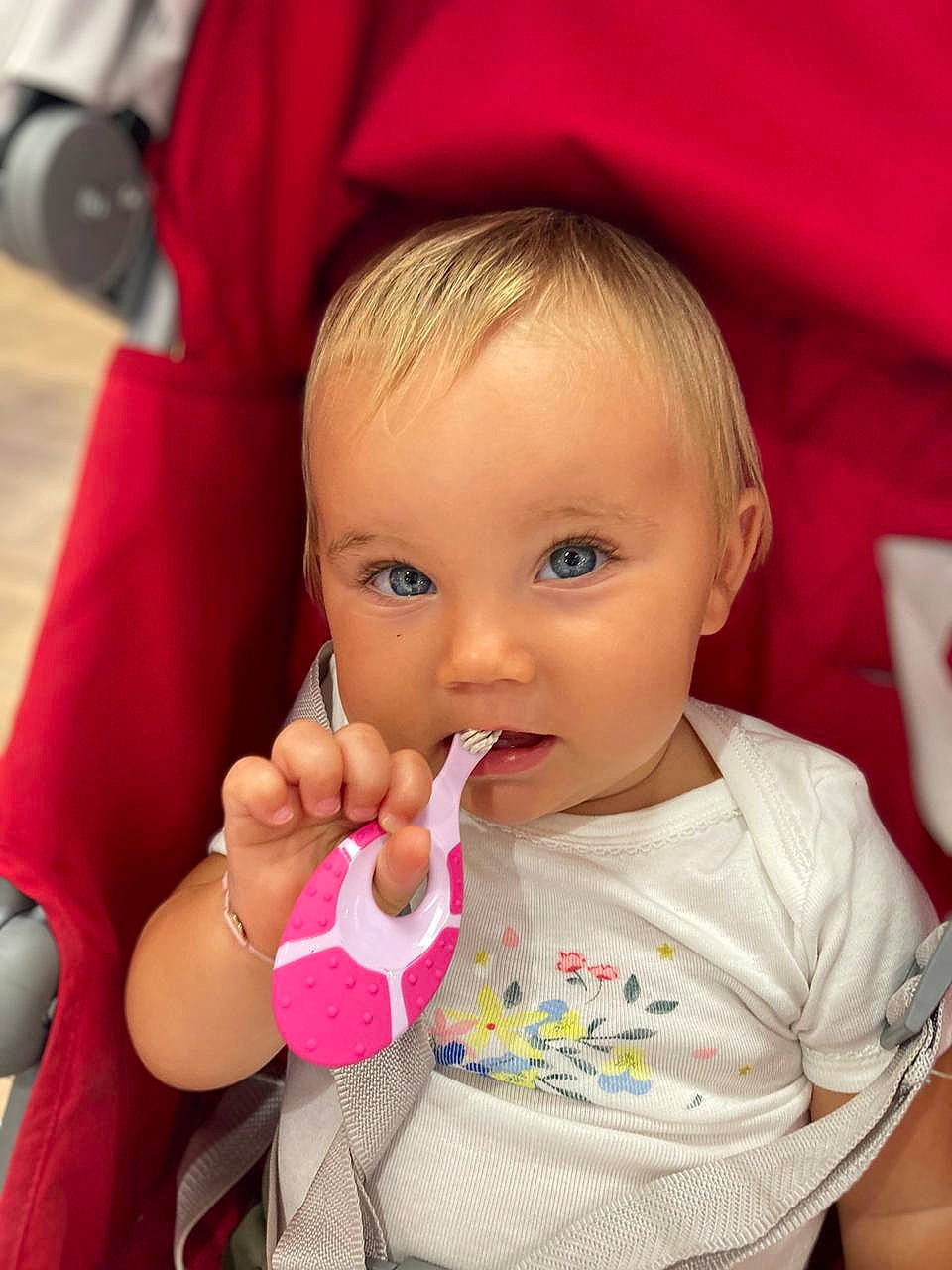 Romy participe au concours pour gagner de l'argent avec cette photo : baby, cheek, child, eye, face, finger, lip, mouth, nose, person, pink, skin, smile, toddler