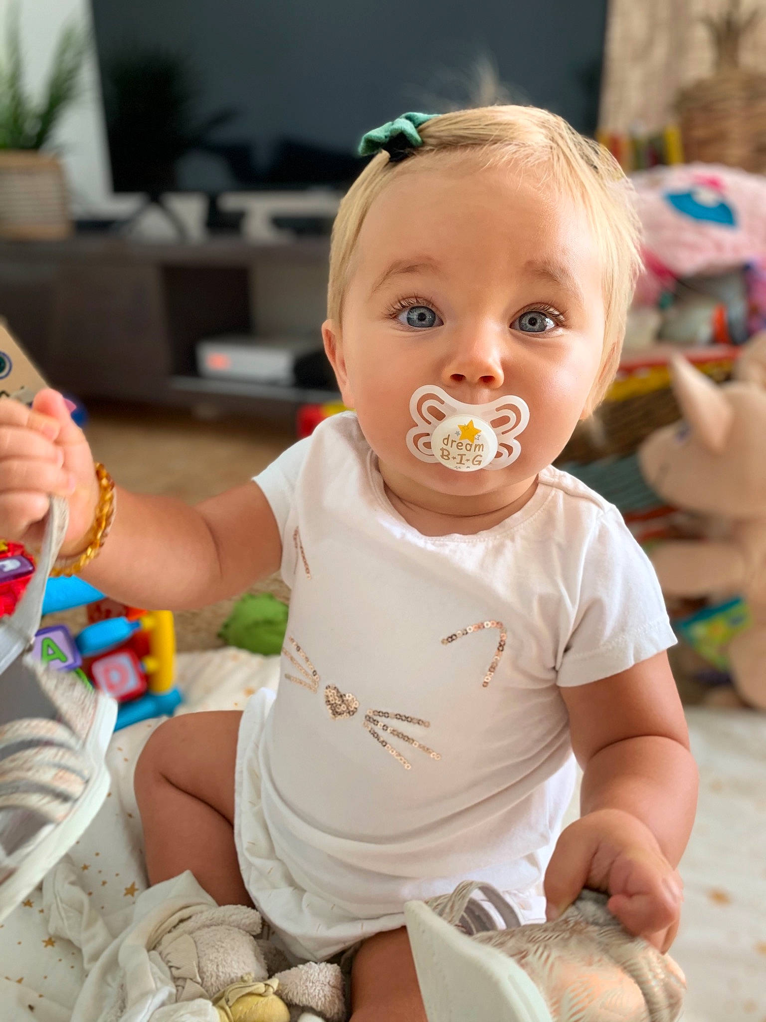 Romy participe au concours pour gagner de l'argent avec cette photo : baby, child, eating, person, toddler