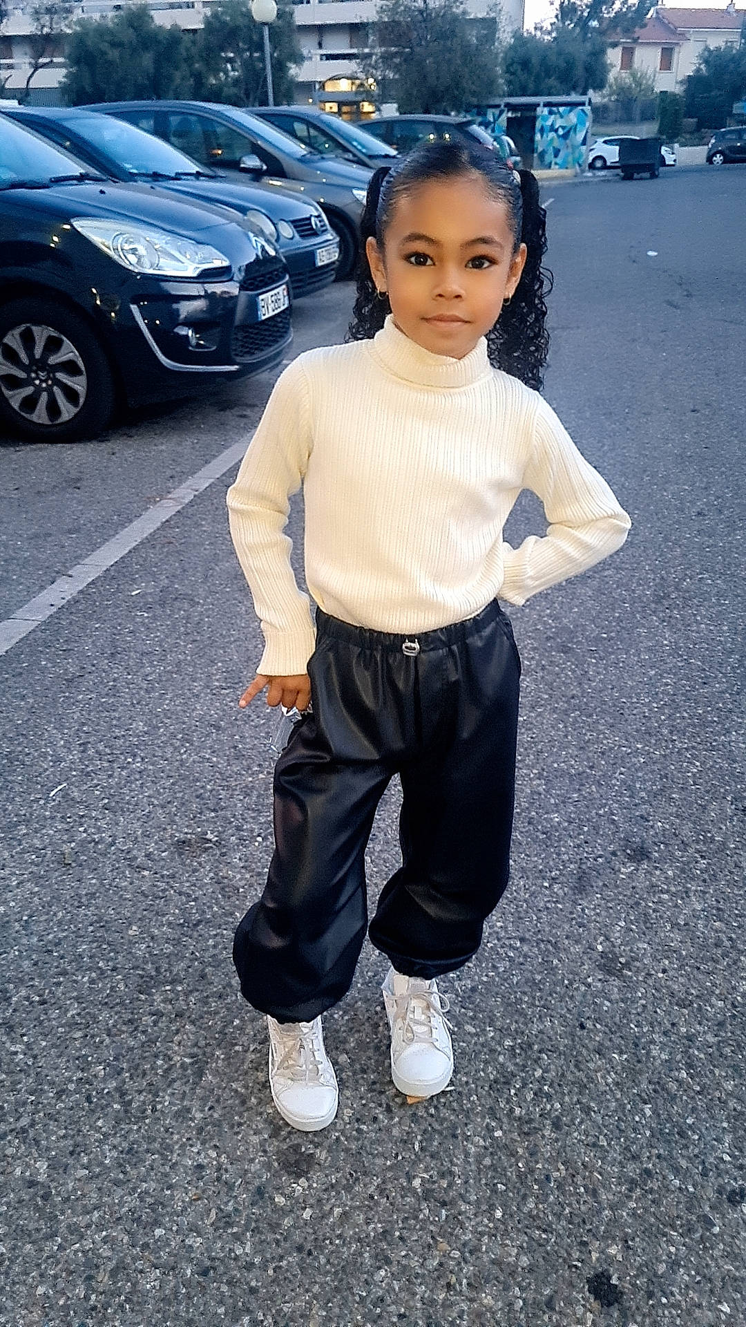 Luna participe au concours pour gagner de l'argent avec cette photo : asphalt, automotive_exterior, automotive_tire, black, car, electric_blue, footwear, happy, human_leg, motor_vehicle, people, person, personal_luxury_car, road, sleeve, snapshot, sportswear, thigh, vehicle_door, waist