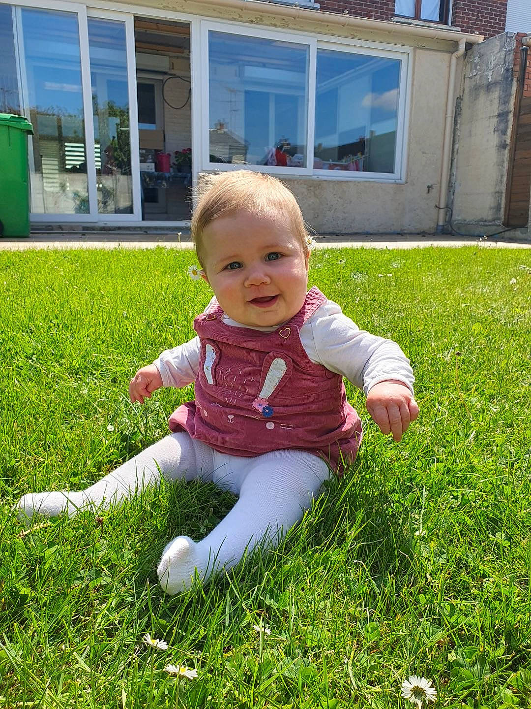 émilia a rejoint le concours — aidez-le/la à gagner de superbes lots ! baby, baby_toddler_clothing, blue, building, door, flooring, grass, green, groundcover, happy, jeans, lawn, leaf, leisure, meadow, people_in_nature, person, plant, smile, toddler