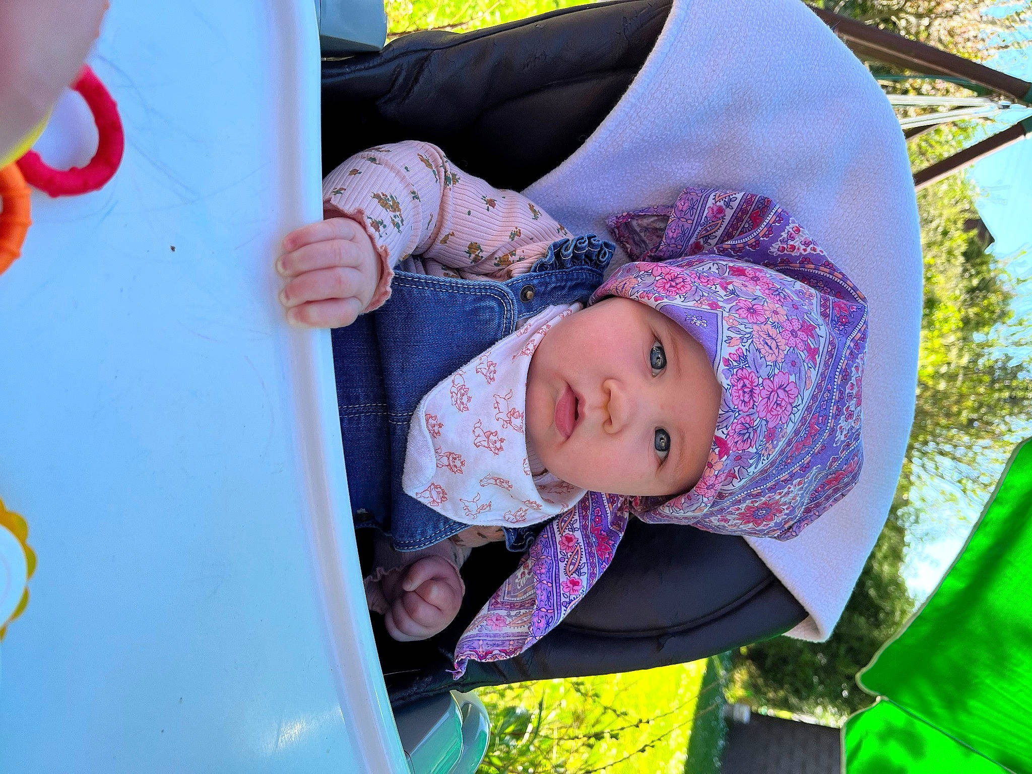 émilia a rejoint le concours — aidez-le/la à gagner de superbes lots ! baby, baby_toddler_clothing, child, facial_expression, fun, grass, green, happy, hat, headwear, leisure, person, pink, plant, purple, recreation, sun_hat, textile, toddler, tree