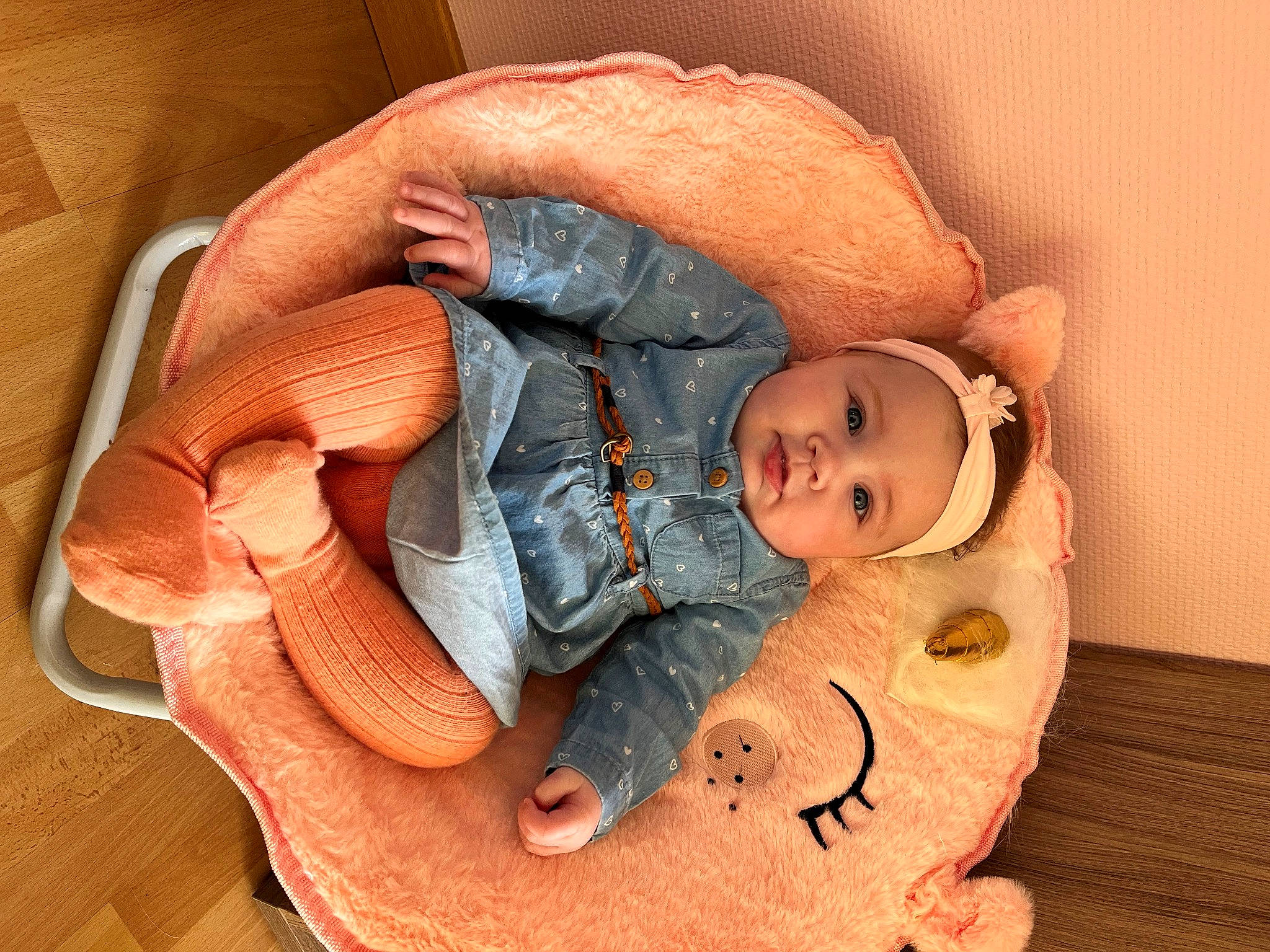 émilia participe au concours pour gagner de l'argent avec cette photo : arm, baby, baby_products, baby_sleeping, baby_toddler_clothing, cheek, comfort, doll, head, headgear, human_body, leg, linens, mouth, orange, person, personal_protective_equipment, sitting, skin, toddler