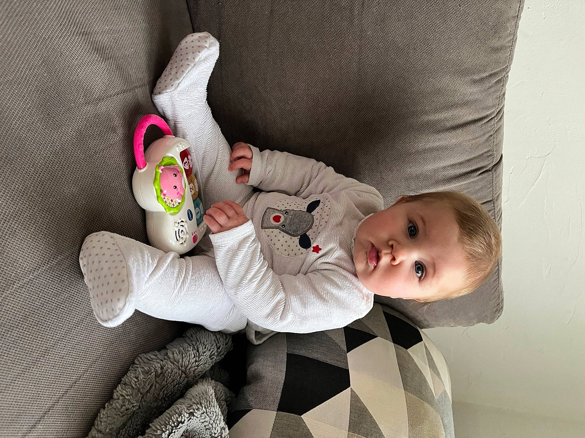 émilia a rejoint le concours — aidez-le/la à gagner de superbes lots ! arm, baby, baby_toddler_clothing, child, comfort, finger, gesture, hand, happy, head, headgear, human_body, leg, mouth, nose, person, product, skin, thigh, toddler