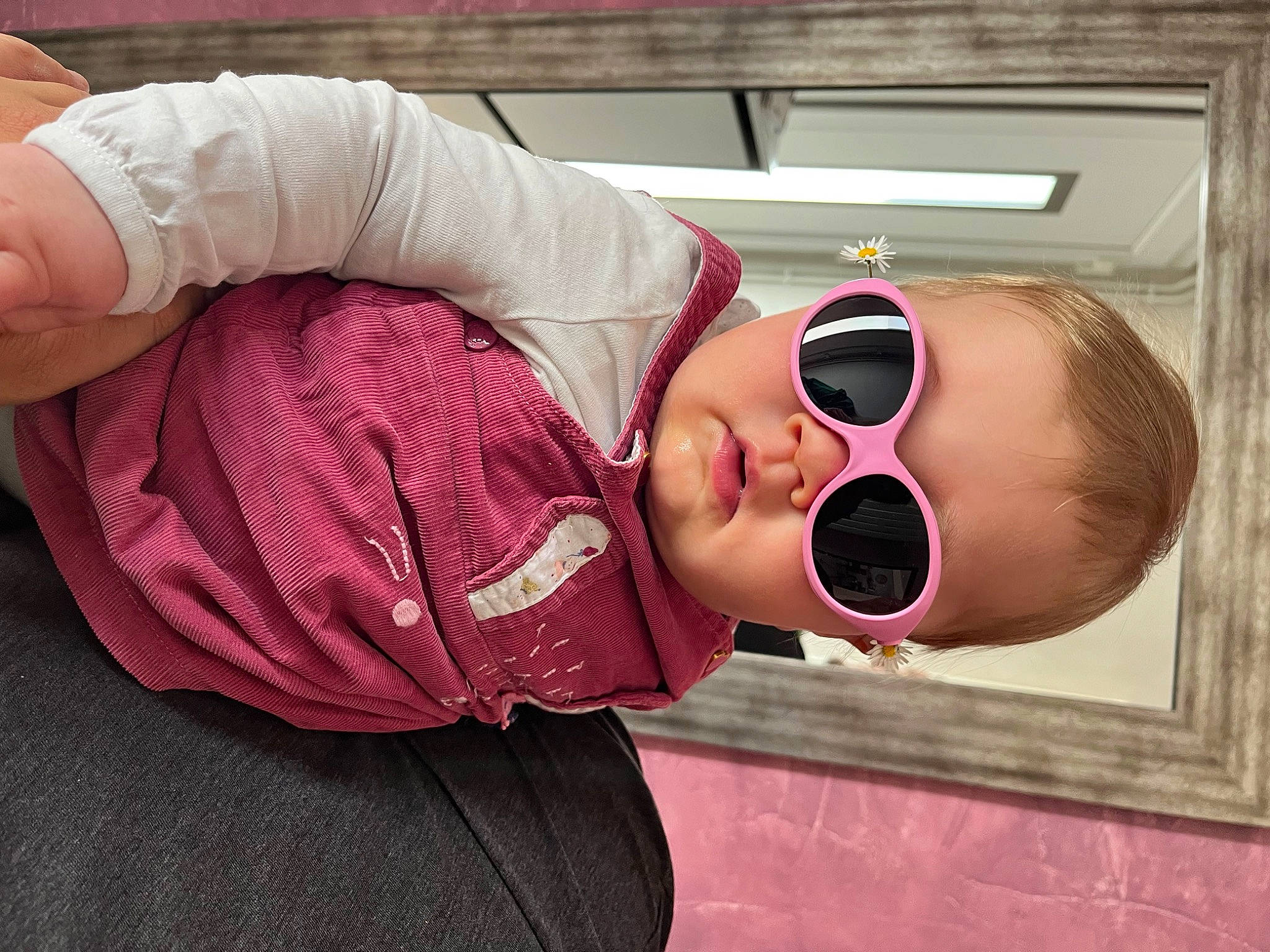 Emilia a rejoint le concours — aidez-le/la à gagner de superbes lots ! audio_equipment, baby, child, comfort, elbow, eyewear, fun, glasses, goggles, happy, magenta, mouth, nose, person, personal_protective_equipment, pink, sunglasses, thigh, toddler, vision_care