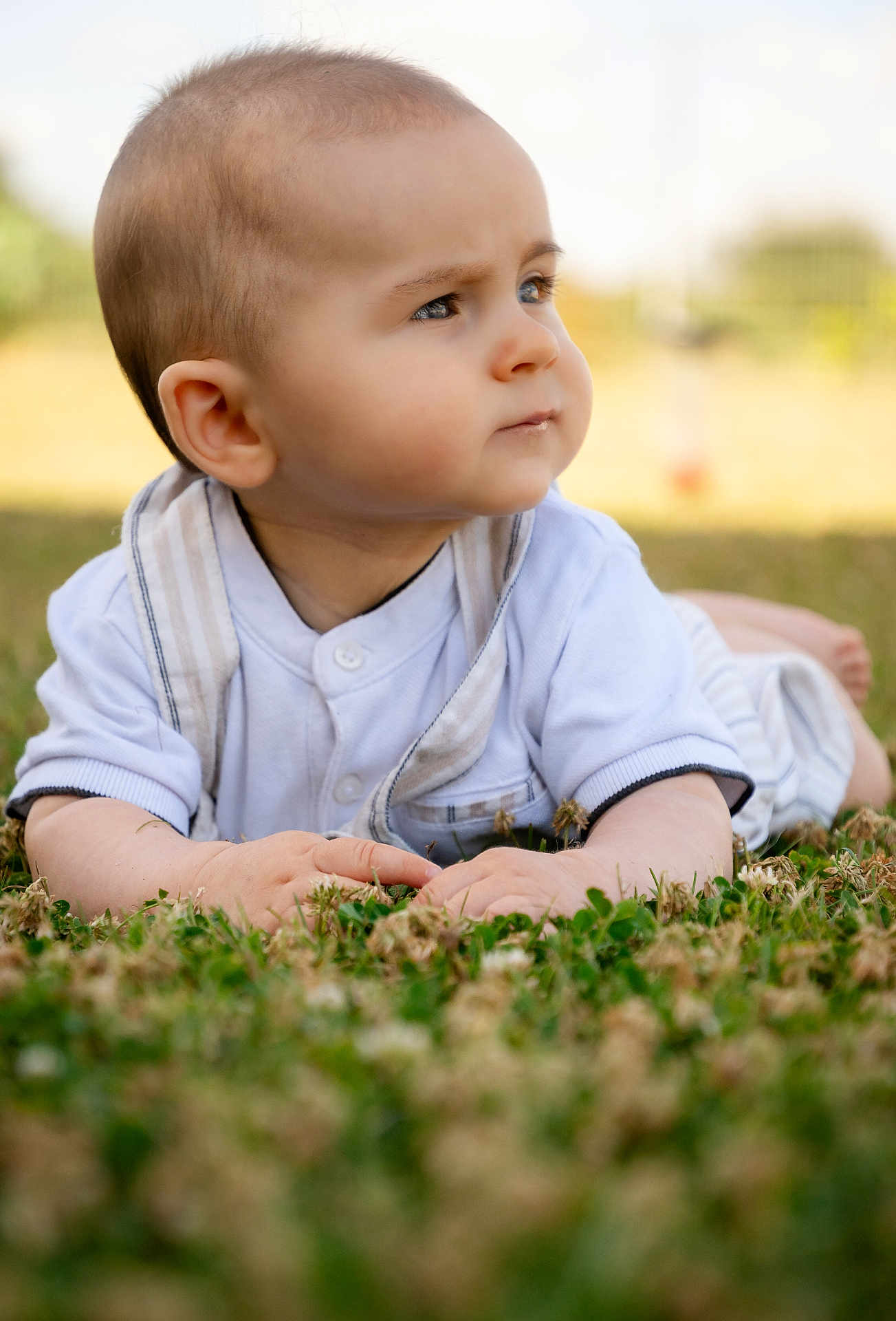 Jean a rejoint le concours — aidez-le/la à gagner de superbes lots ! baby, child, grass, outdoor, nature, curious, portrait, crawling, infant, white_clothing, closeup, young, person, summer, daylight, cute, face, skin, hands, expression