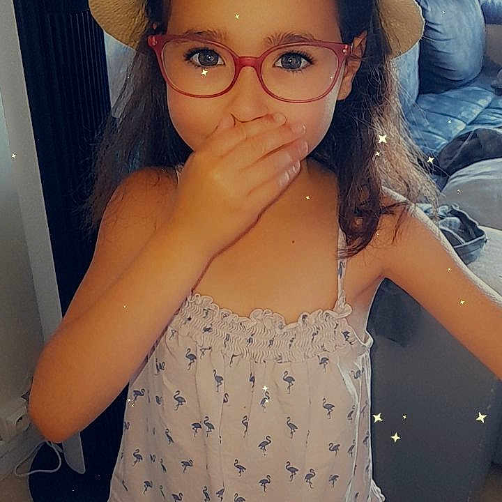 Mélyna participe au concours pour gagner de l'argent avec cette photo : arm, cap, chin, eyebrow, eyelash, eyewear, face, fashion, finger, glasses, hair, hairstyle, hat, lip, neck, organ, shoulder, skin, sleeve, vision_care