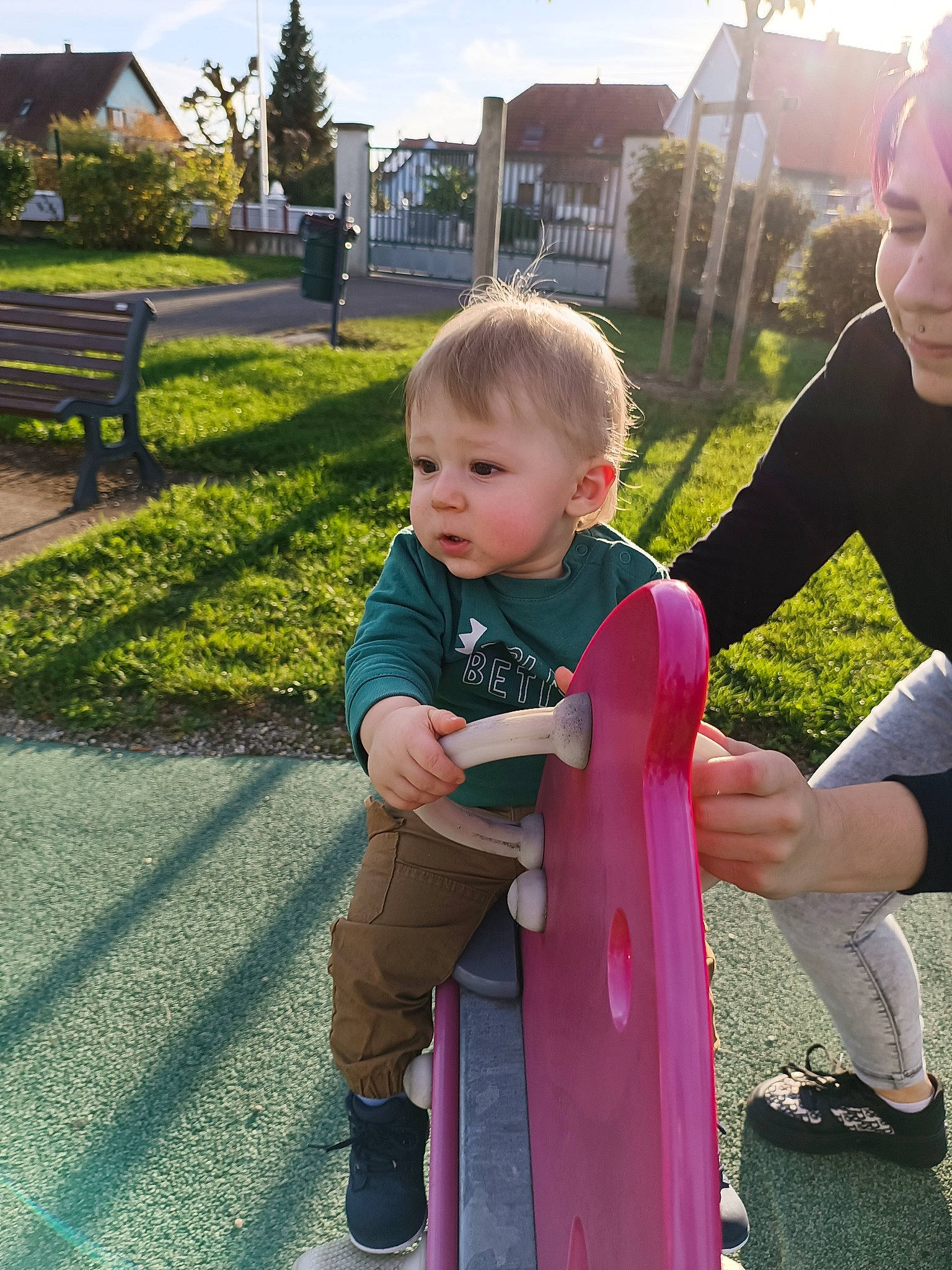 Maël participe au concours pour gagner de l'argent avec cette photo : baby, baby_products, baby_toddler_clothing, event, face, fun, grass, happy, interaction, lap, leisure, outdoor_play_equipment, person, plant, recreation, shoe, sitting, sky, sneakers, toddler