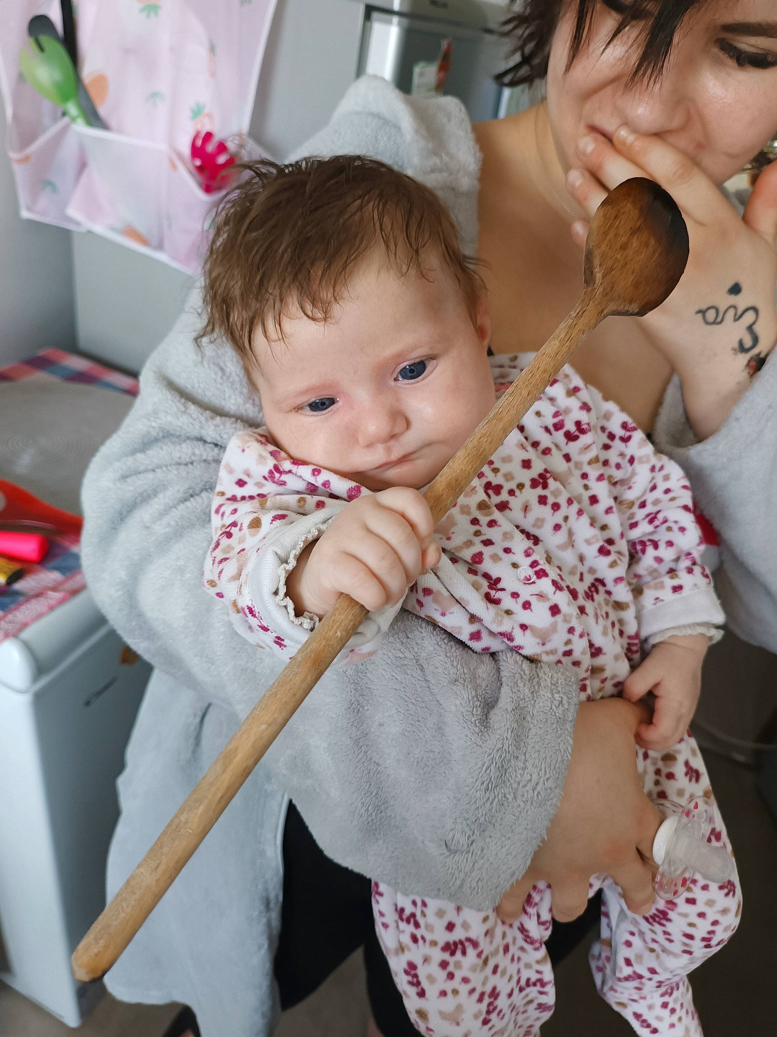 Éva participe au concours pour gagner de l'argent avec cette photo : arm, baby, baby_toddler_clothing, cheek, child, comfort, eyelash, face, facial_expression, finger, gesture, hair, hand, happy, head, nose, organ, person, pink, skin