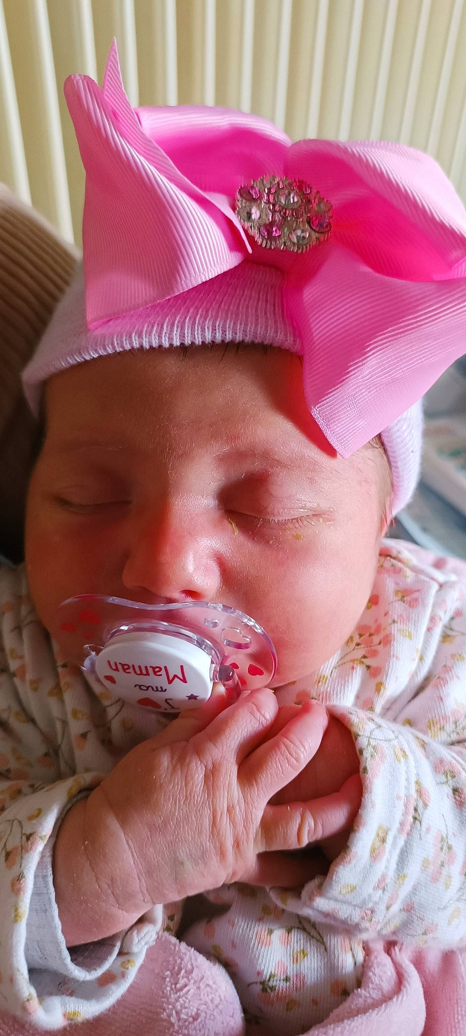 Éva a rejoint le concours — aidez-le/la à gagner de superbes lots ! baby, cheek, child, chin, drinkware, eyelash, face, facial_expression, finger, hand, happy, head, headgear, headwear, helmet, lip, mouth, nose, person, pink