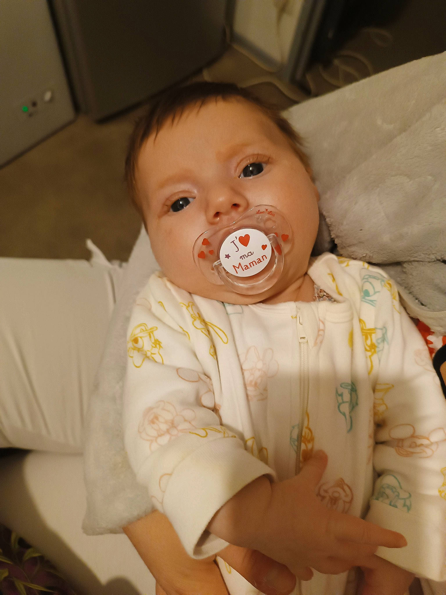 Éva a rejoint le concours — aidez-le/la à gagner de superbes lots ! abdomen, baby, baby_products, baby_toddler_clothing, cheek, chest, child, comfort, eye, human_body, iris, lip, mouth, nose, person, sitting, skin, sleeve, t_shirt, thumb