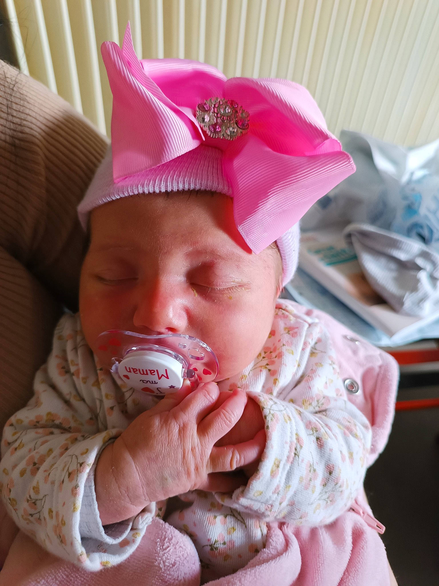 Éva a rejoint le concours — aidez-le/la à gagner de superbes lots ! baby, baby_toddler_clothing, carmine, cheek, child, costume_hat, fashion_accessory, finger, fun, happy, headwear, helmet, lip, magenta, mouth, nail, person, pink, skin, sweetness