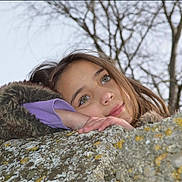 Edene a rejoint le concours — aidez-le/la à gagner de superbes lots ! casual_clothing, child, closeup, coat, daylight, expression, face, green_eyes, hair, hand, nature, outdoor, portrait, resting, rock, skin, thoughtful, tree, winter, young