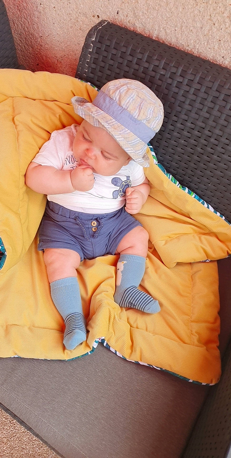 William a rejoint le concours — aidez-le/la à gagner de superbes lots ! abdomen, baby, baby_products, baby_sleeping, baby_toddler_clothing, baseball_cap, comfort, elbow, finger, foot, hat, headwear, human_leg, knee, lap, leg, linens, person, sock, thigh