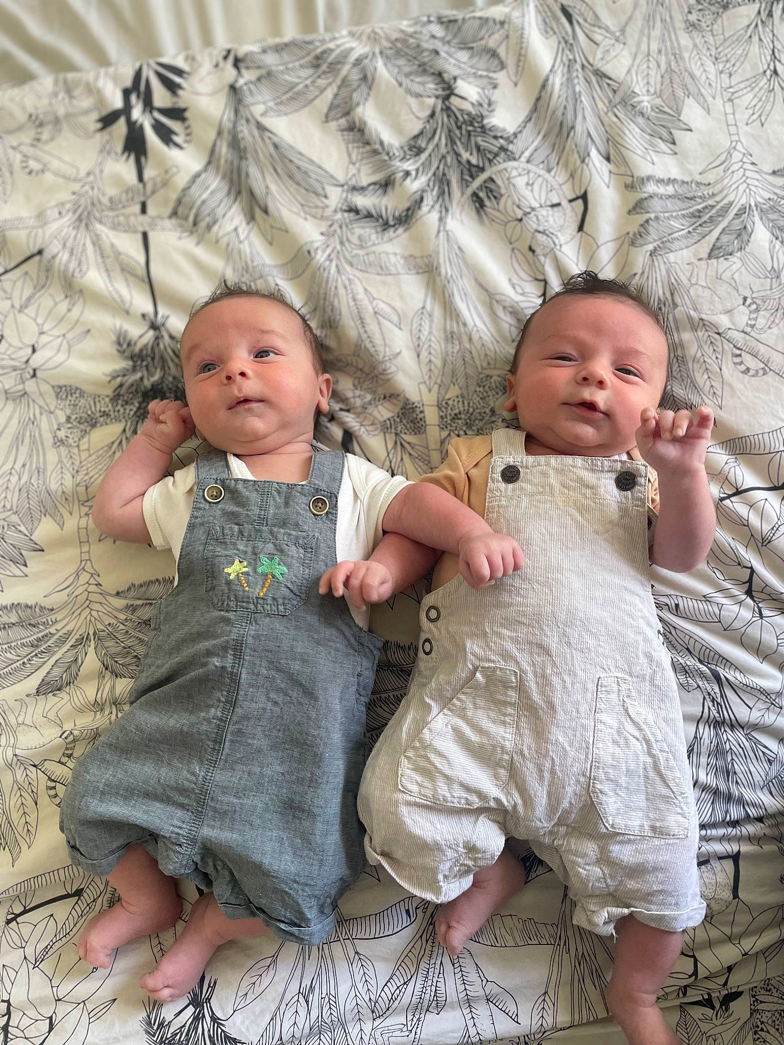 Andrew a rejoint le concours — aidez-le/la à gagner de superbes lots ! baby, baby_toddler_clothing, cheek, comfort, dress, eye, face, facial_expression, fun, gesture, grass, happy, head, interaction, people_in_nature, person, product, skin, sleeve, textile