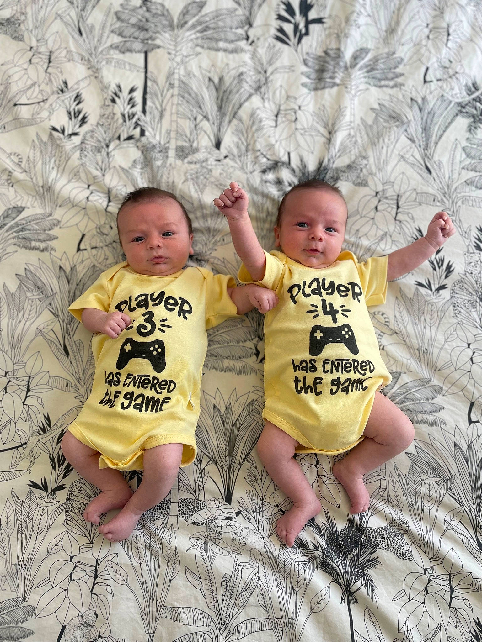 Andrew participe au concours pour gagner de l'argent avec cette photo : baby, baby_toddler_clothing, child, facial_expression, finger, foot, fun, gesture, happy, leg, leisure, pattern, people_in_nature, person, play, sitting, skin, sleeve, t_shirt, toddler