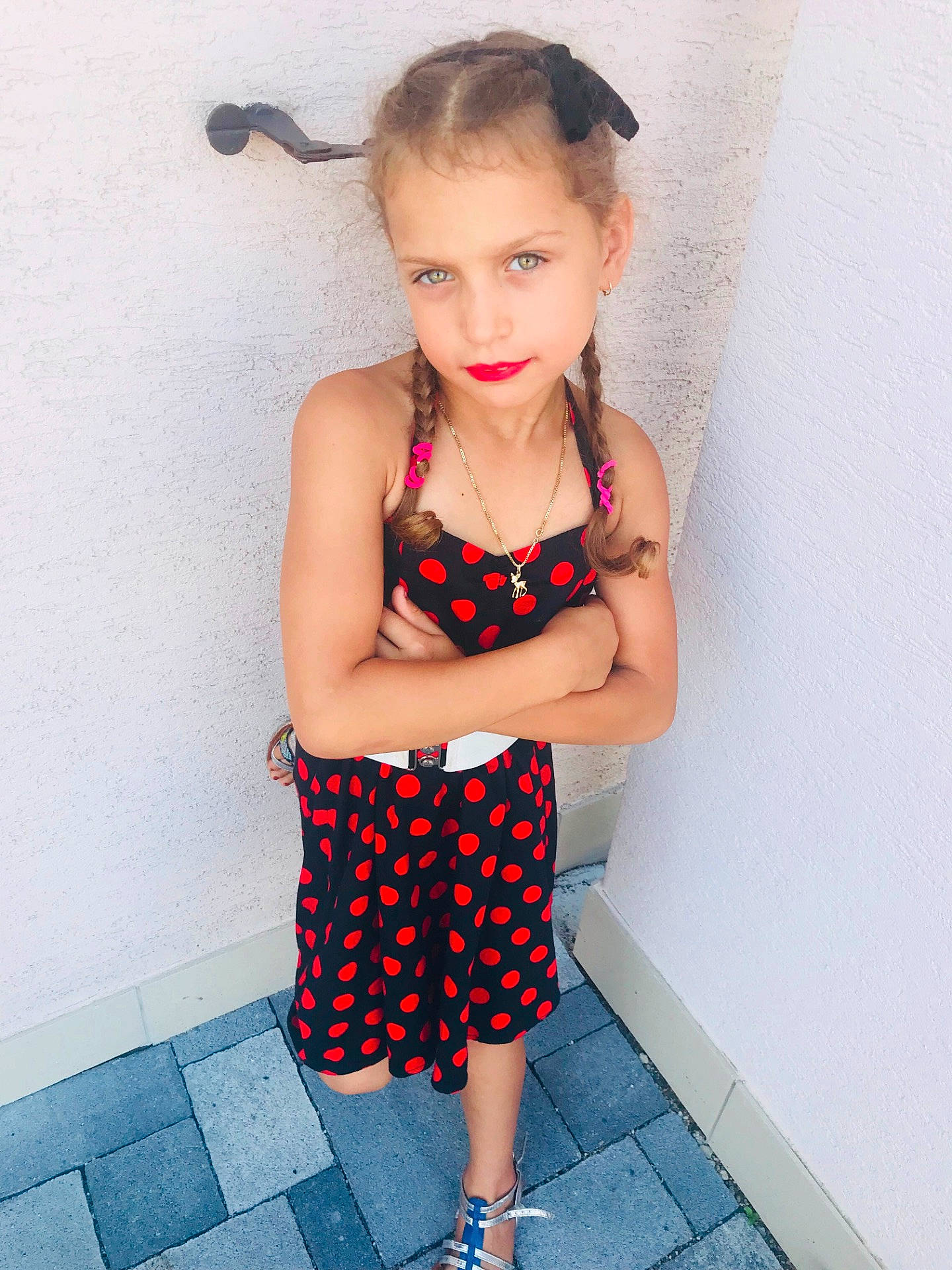 Romane a rejoint le concours — aidez-le/la à gagner de superbes lots ! abdomen, brown_hair, child_model, clothing, design, girl, human_hair_color, joint, leg, long_hair, pattern, person, pink, plaid, polka_dot, shoulder, skin, tartan, trunk