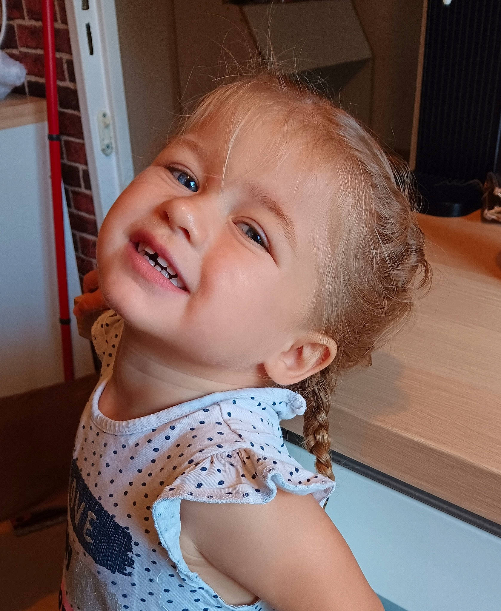 Kassie participe au concours pour gagner de l'argent avec cette photo : cheek, chin, ear, eye, eyebrow, eyelash, face, hair, happy, head, iris, mouth, neck, nose, person, product, shoulder, skin, sleeve, smile