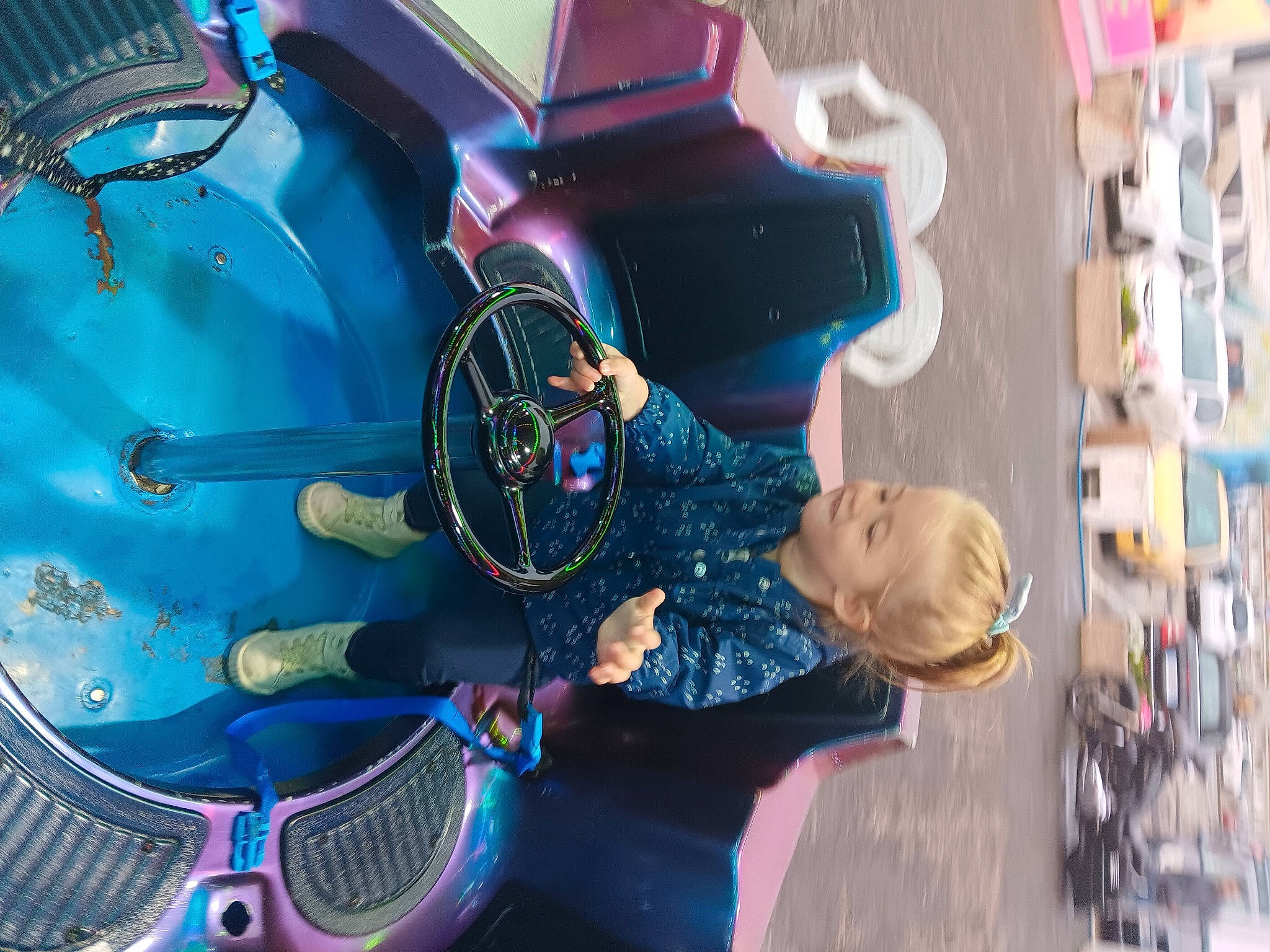 Kassie participe au concours pour gagner de l'argent avec cette photo : auto_part, automotive_design, automotive_lighting, automotive_tire, automotive_wheel_system, blue, electric_blue, engineering, fun, hat, hood, joy, leisure, machine, mechanic, mechanical_fan, motor_vehicle, person, personal_protective_equipment, rim