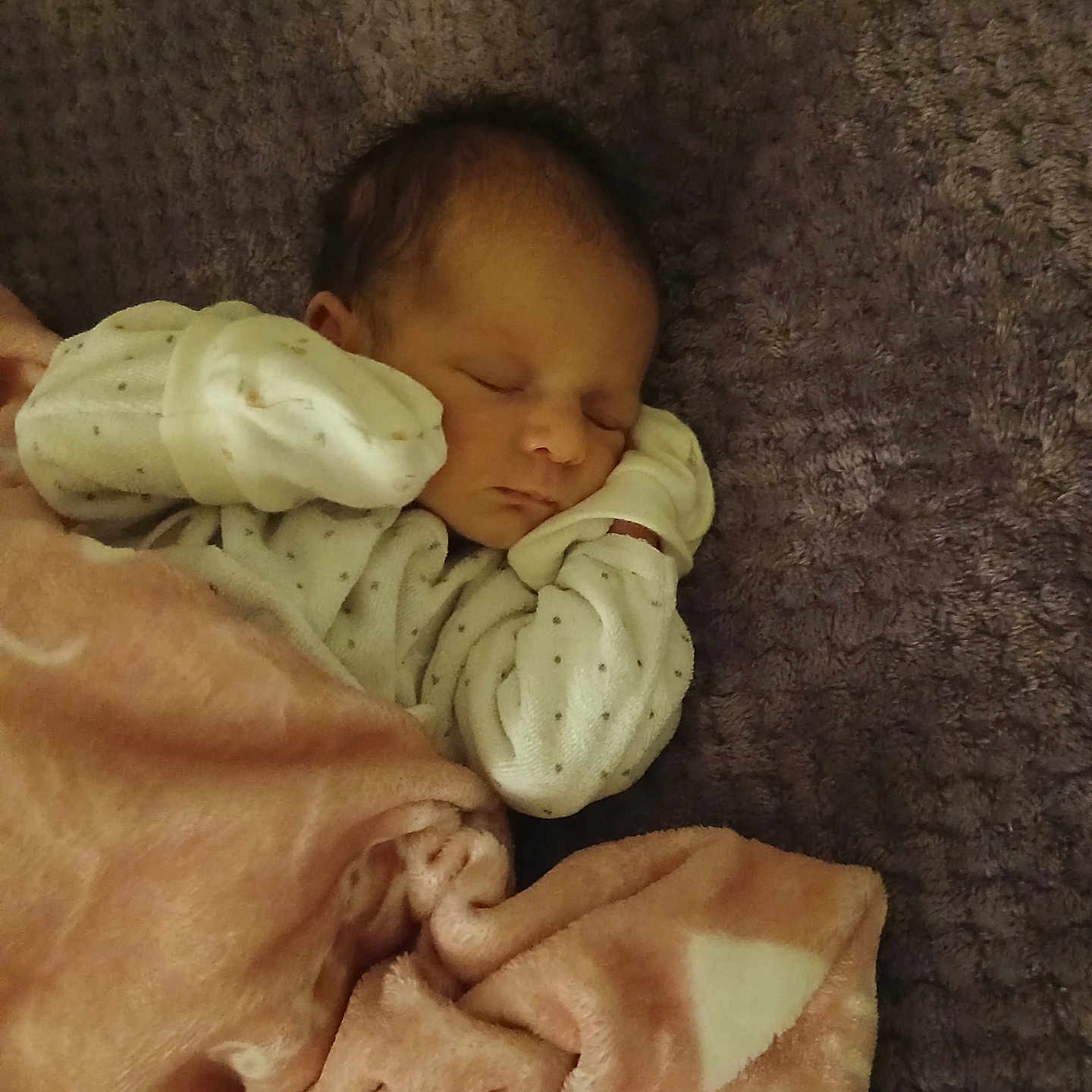 Victoire a rejoint le concours — aidez-le/la à gagner de superbes lots ! baby, blanket, child, closeup, cozy, cute, face, indoors, infant, newborn, pajamas, peaceful, pink_blanket, portrait, rest, sleeping, soft, texture, warm, white_pajamas