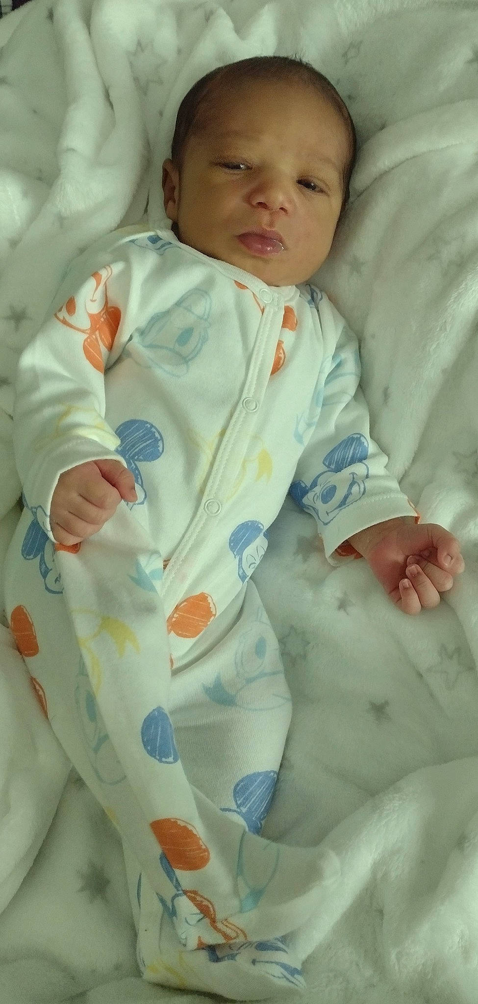 Rafael a rejoint le concours — aidez-le/la à gagner de superbes lots ! arm, baby, baby_products, baby_safety, baby_sleeping, baby_toddler_clothing, bedding, bedtime, child, collar, comfort, linens, person, room, skin, sleep, sleeve, textile, thumb, toddler