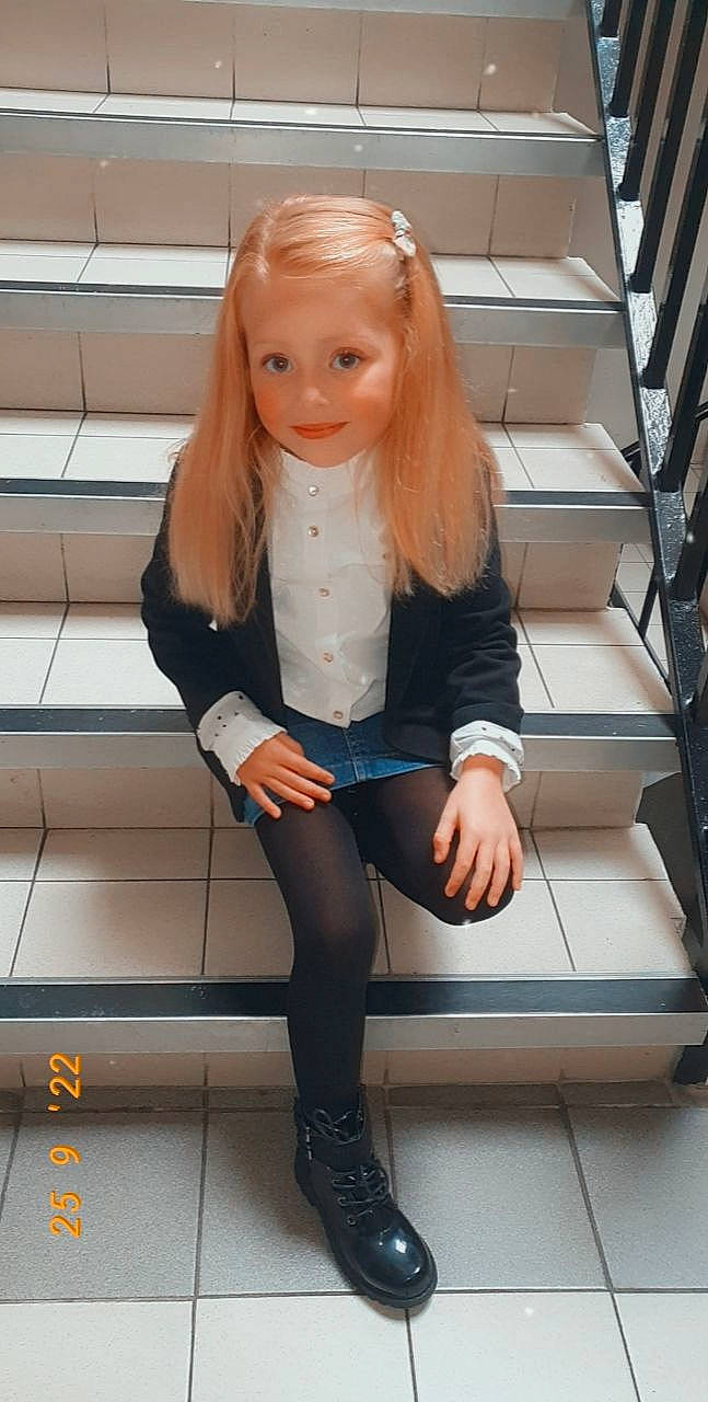 Emma a rejoint le concours — aidez-le/la à gagner de superbes lots ! barbie, doll, eyelash, eyewear, fashion, fashion_design, hair, hairstyle, head, joint, joy, knee, lip, person, shelf, skin, sportswear, standing, thigh, toy