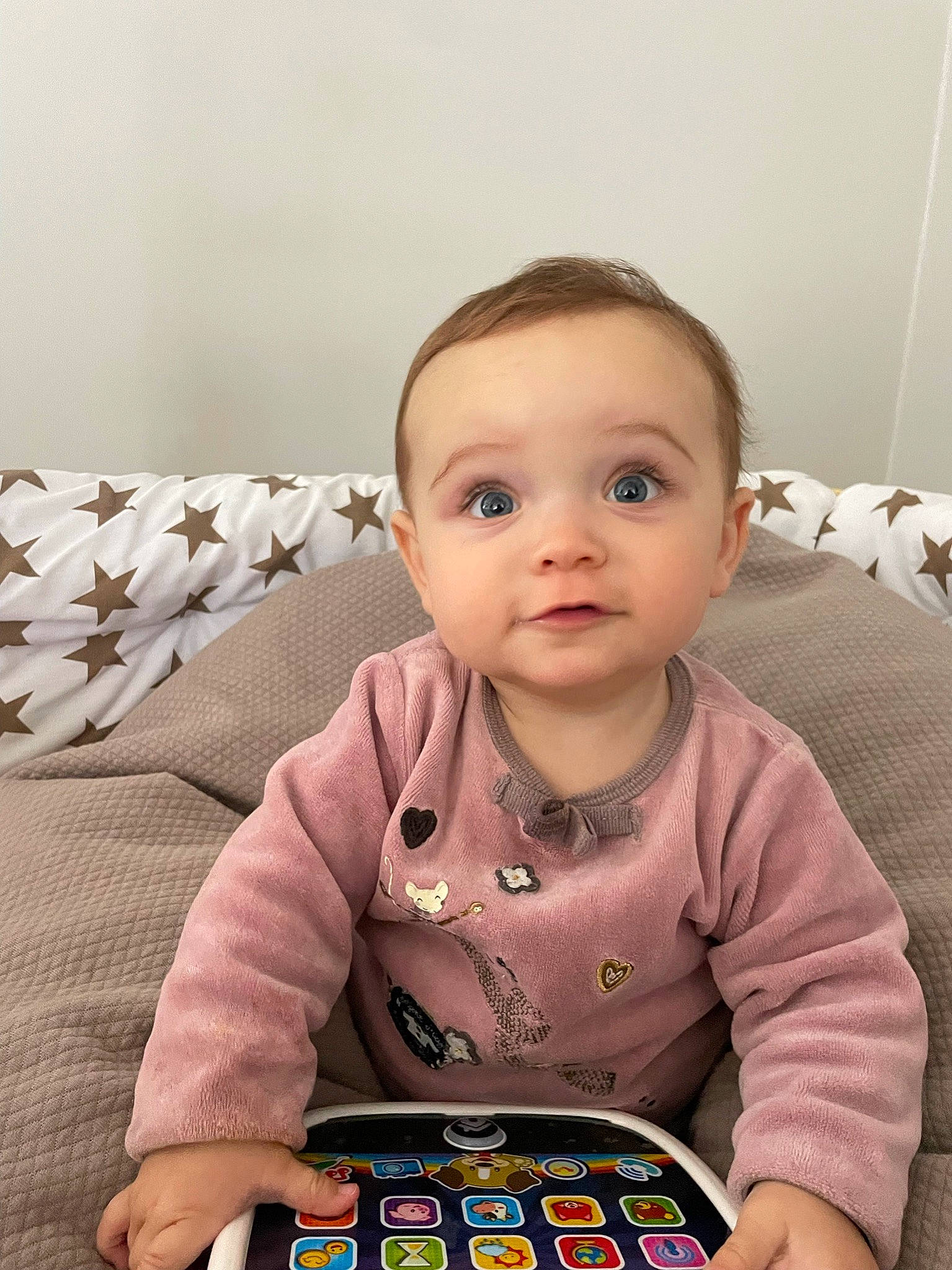 Olivia participe au concours pour gagner de l'argent avec cette photo : baby, baby_playing_with_toys, baby_toddler_clothing, cheek, child, comfort, eye, face, happy, head, iris, nose, person, room, sitting, skin, sleeve, t_shirt, toddler, tummy_time