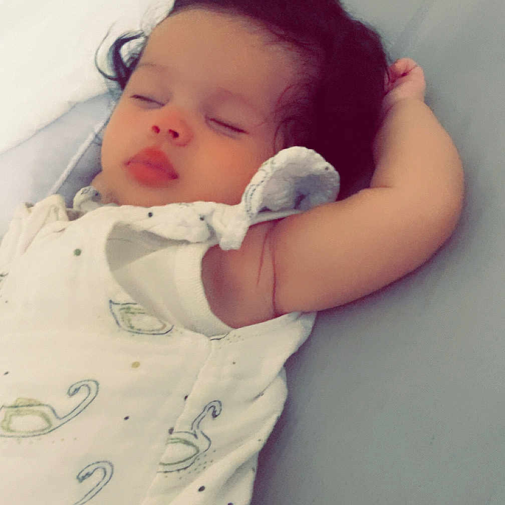 Amani Leila participe au concours pour gagner de l'argent avec cette photo : arm_up, baby, calm, child, closeup, cute, indoors, infant, peace, peaceful, portrait, relaxation, resting, sleeping, sleepwear, soft_lighting, swan_pattern, toddler, white_clothing, young