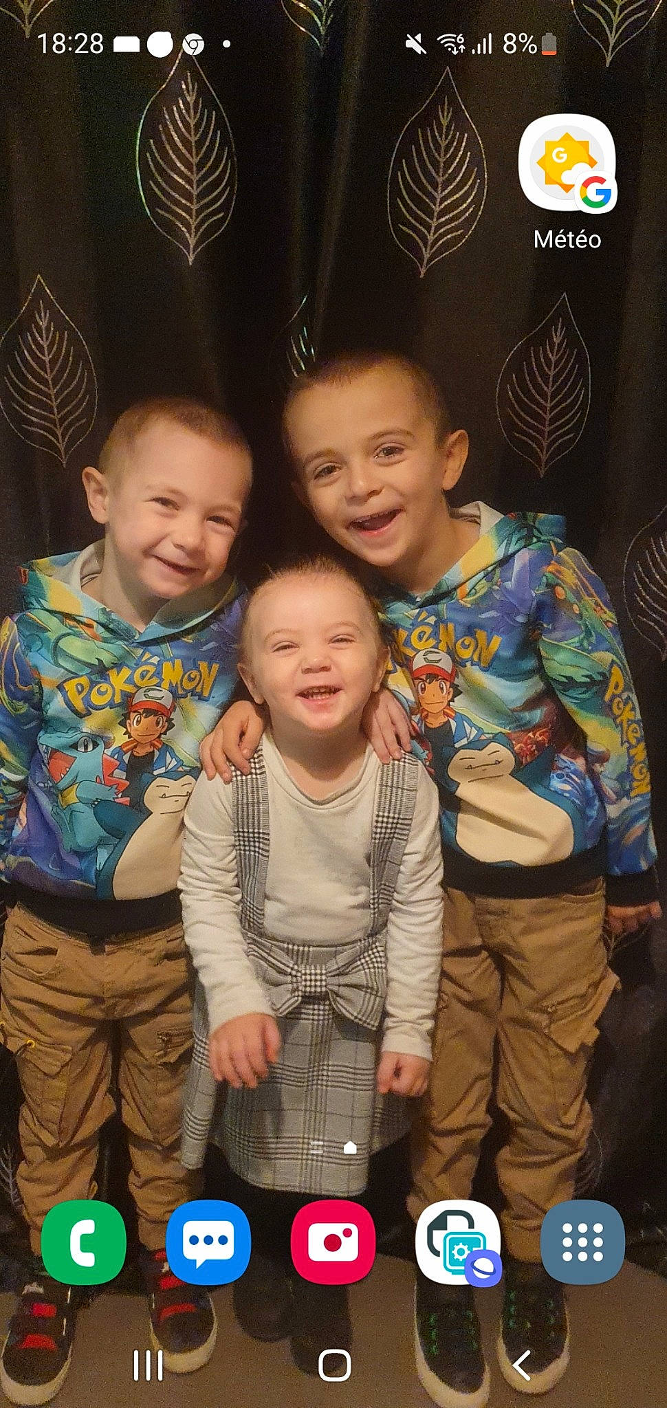 Antonin a rejoint le concours — aidez-le/la à gagner de superbes lots ! arm, baby, cheek, chin, cool, eye, facial_expression, flash_photography, happy, iris, joy, nose, person, product, skin, smile, standing, t_shirt, temple, toddler