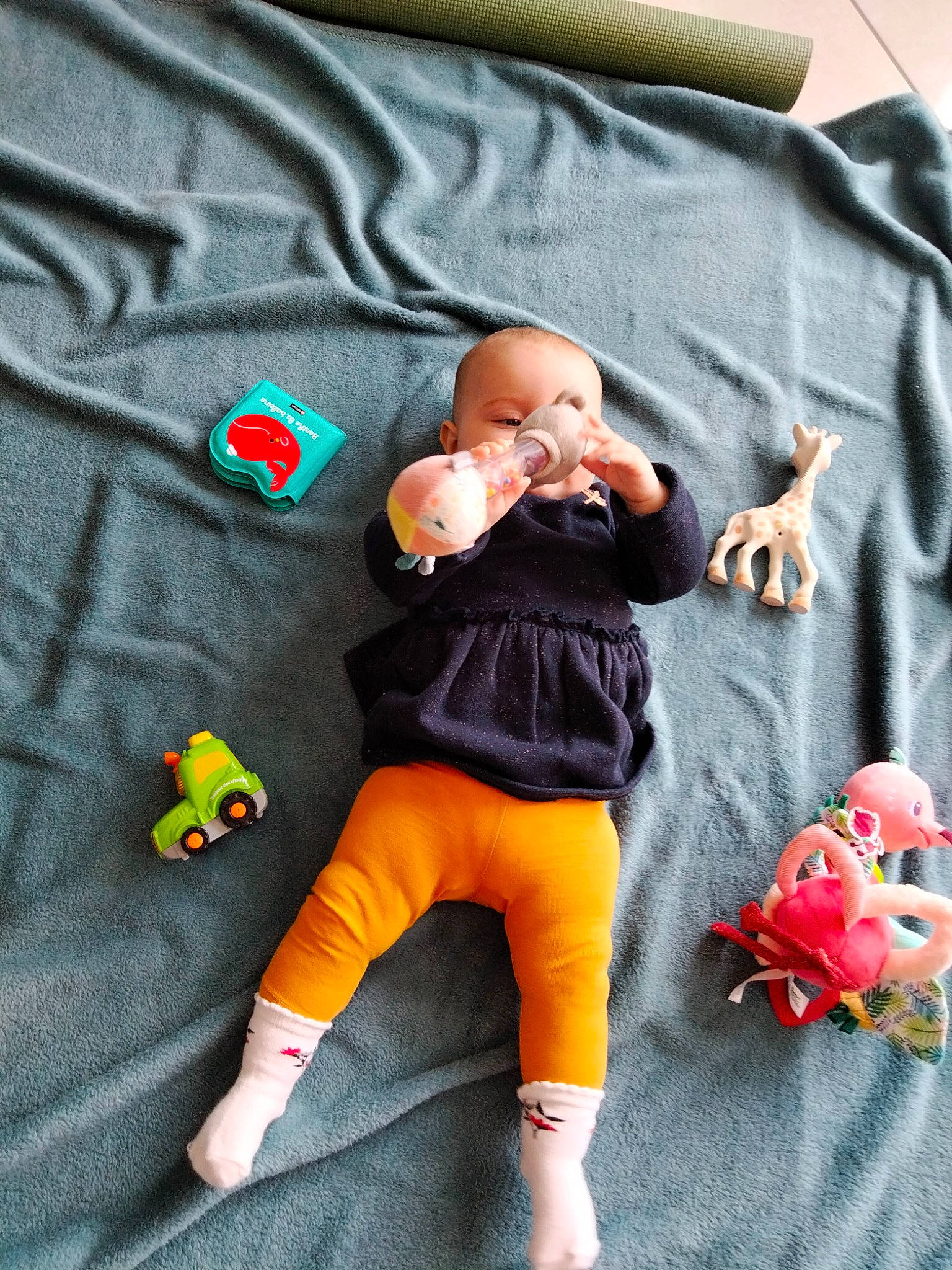 Alyna a rejoint le concours — aidez-le/la à gagner de superbes lots ! arm, baby, baby_products, baby_toddler_clothing, child, comfort, flooring, fun, grey, linens, mammal, orange, outerwear, person, product, sleeve, stuffed_toy, t_shirt, textile, toddler