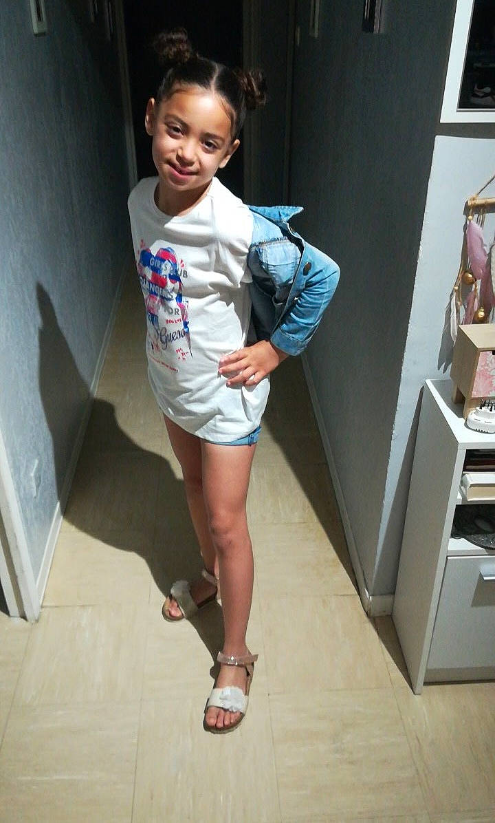 Leïna participe au concours pour gagner de l'argent avec cette photo : calf, elbow, electric_blue, event, fashion_design, flash_photography, flooring, human_leg, joint, joy, knee, leg, person, sandal, shelf, sleeve, smile, standing, street_fashion, thigh