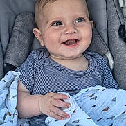 Noah a rejoint le concours — aidez-le/la à gagner de superbes lots ! baby, smiling, infant, blanket, striped_shirt, baby_seat, bébéconfort, happy, cute, child, face, hand, eyes, clothing, indoor, portrait, closeup, young_child, comfort, fabric