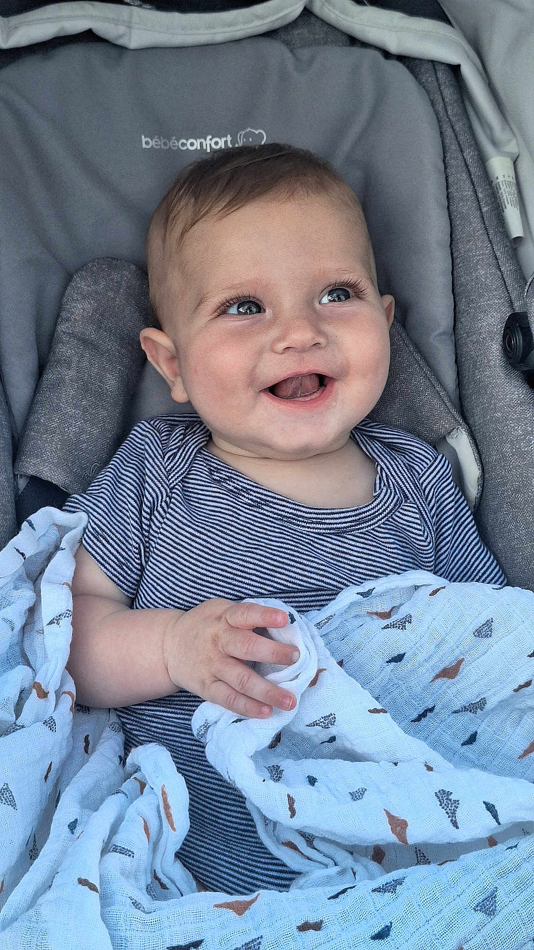 Noah a rejoint le concours — aidez-le/la à gagner de superbes lots ! baby, smiling, infant, blanket, striped_shirt, baby_seat, bébéconfort, happy, cute, child, face, hand, eyes, clothing, indoor, portrait, closeup, young_child, comfort, fabric