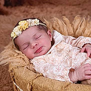 Janna a rejoint le concours — aidez-le/la à gagner de superbes lots ! baby, basket, blanket, child, cozy, cute, face, floral_pattern, flower_headband, hands, head, indoors, infant, newborn, peaceful, pink_clothing, portrait, resting, sleeping, soft_fabric